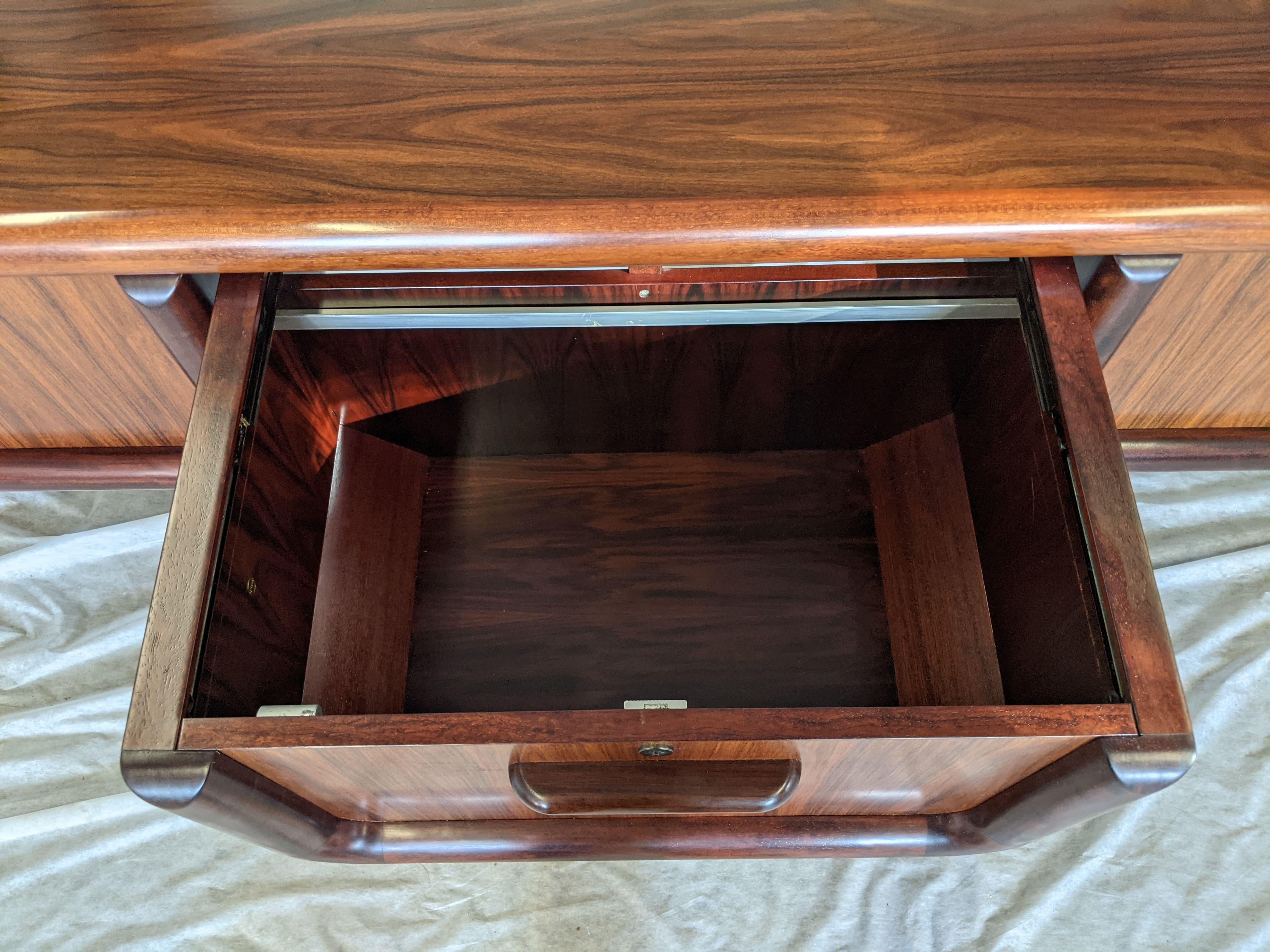 1970s Dyrlund Supreme Executive Desk and Matching Credenza In Good Condition In Cedar Falls, IA