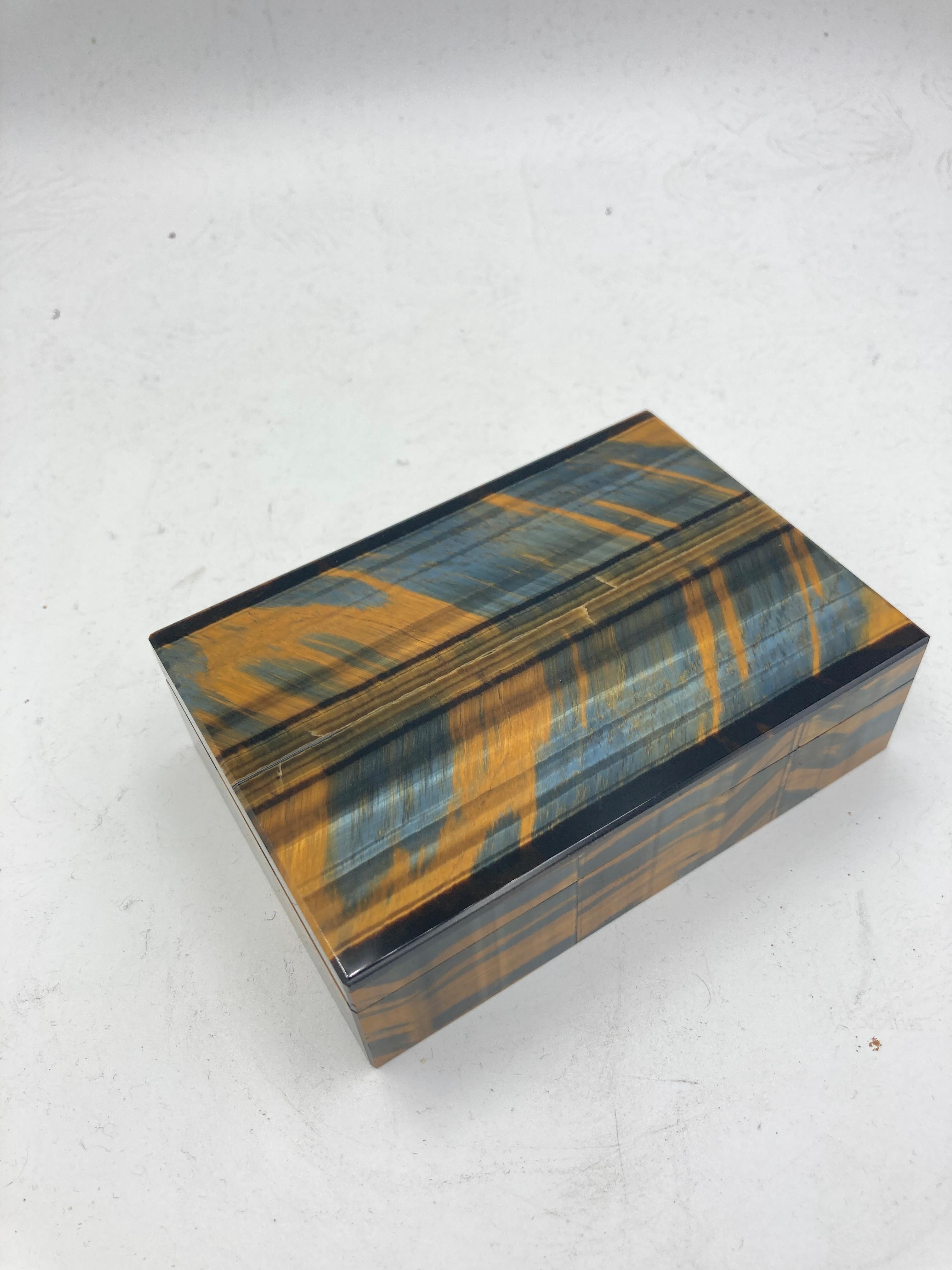 1970's Semi-precious stone decorative boxe
Hand made
Italy