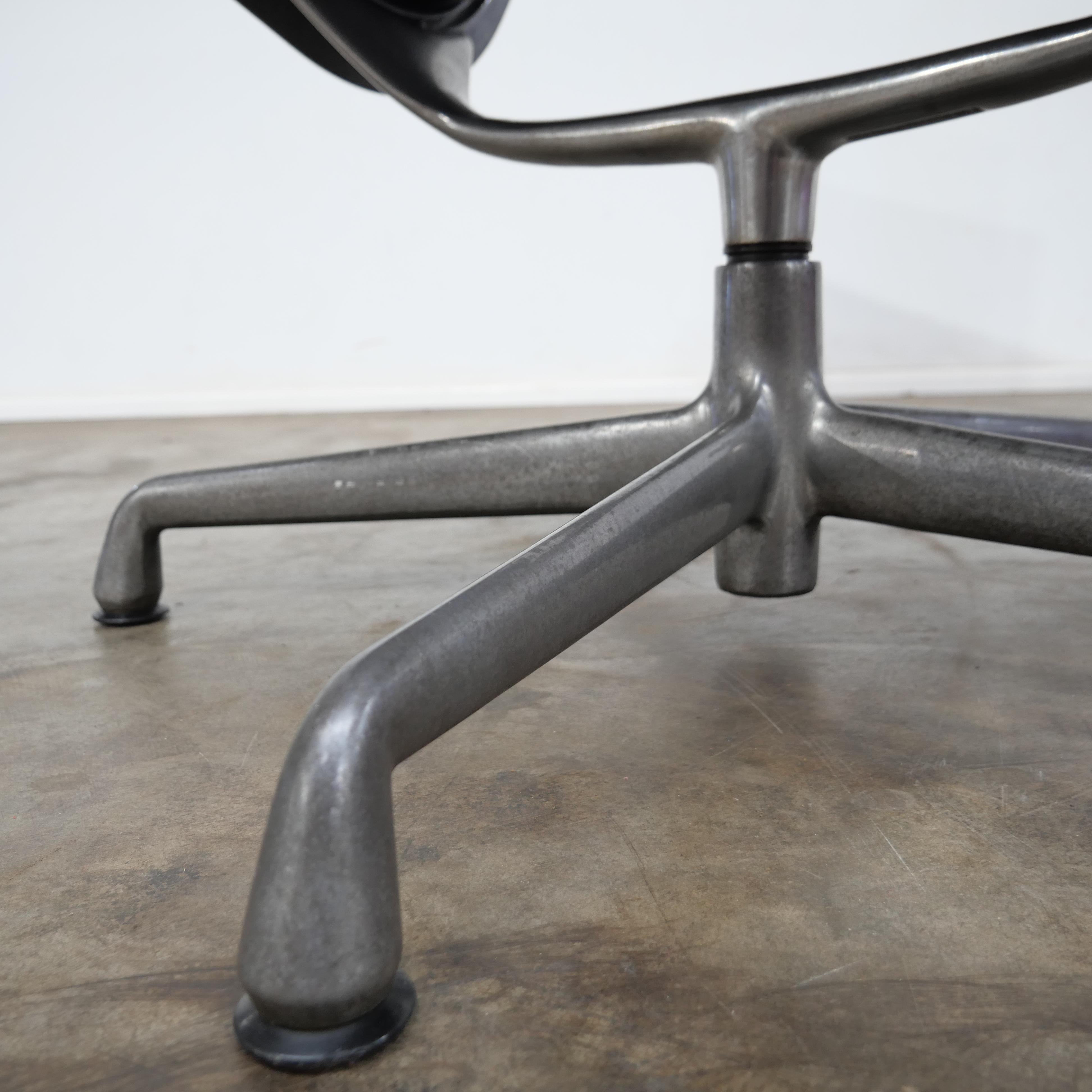 Mid-Century Modern 1970's Eames Aluminium Lounge Chair For Sale