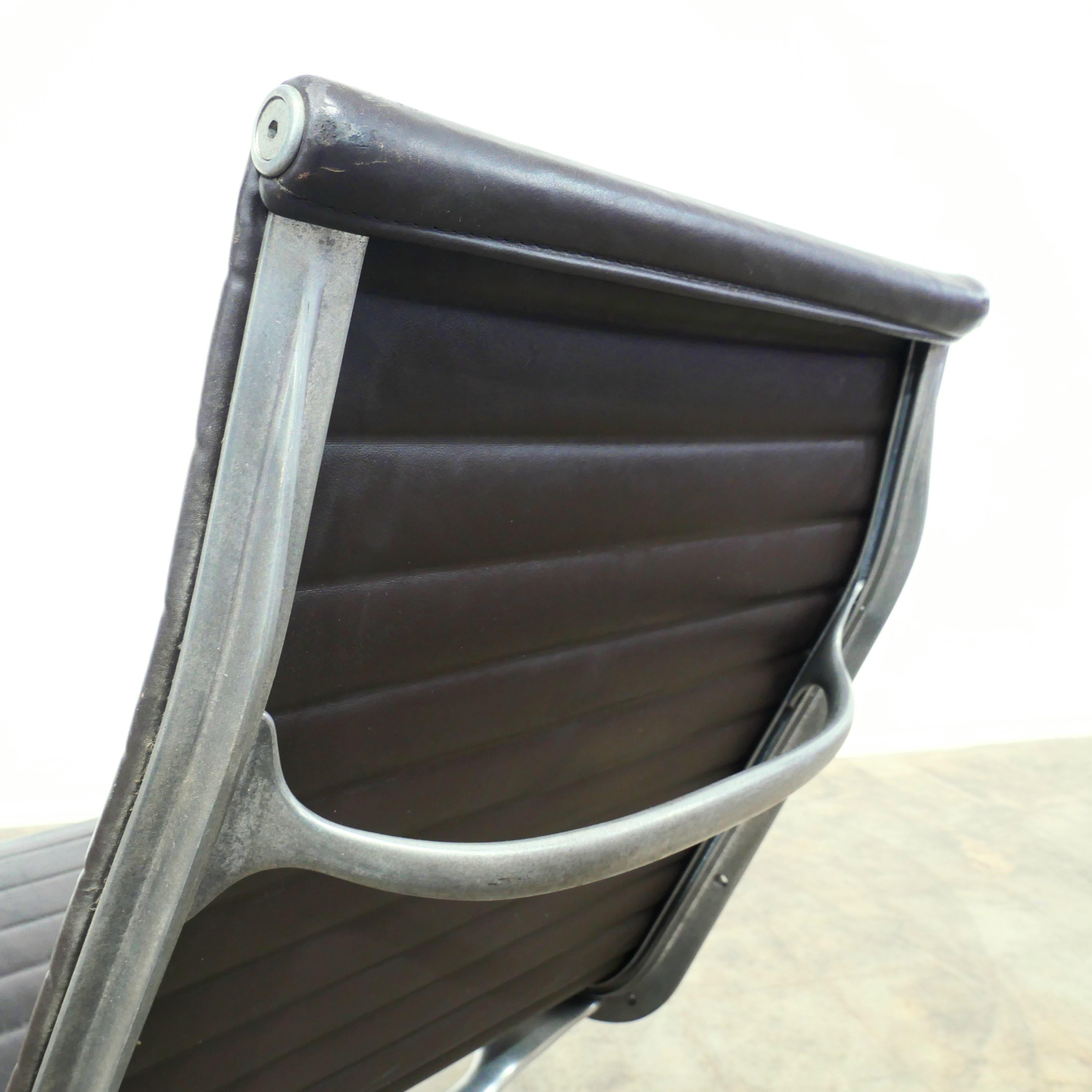 1970's Eames Aluminium Lounge Chair In Good Condition For Sale In LYON, FR