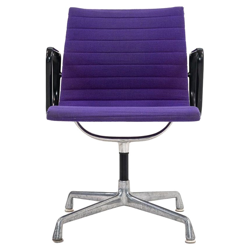 Scrivania / sedia laterale in alluminio Eames Group Management degli anni '70 in Hopsack viola