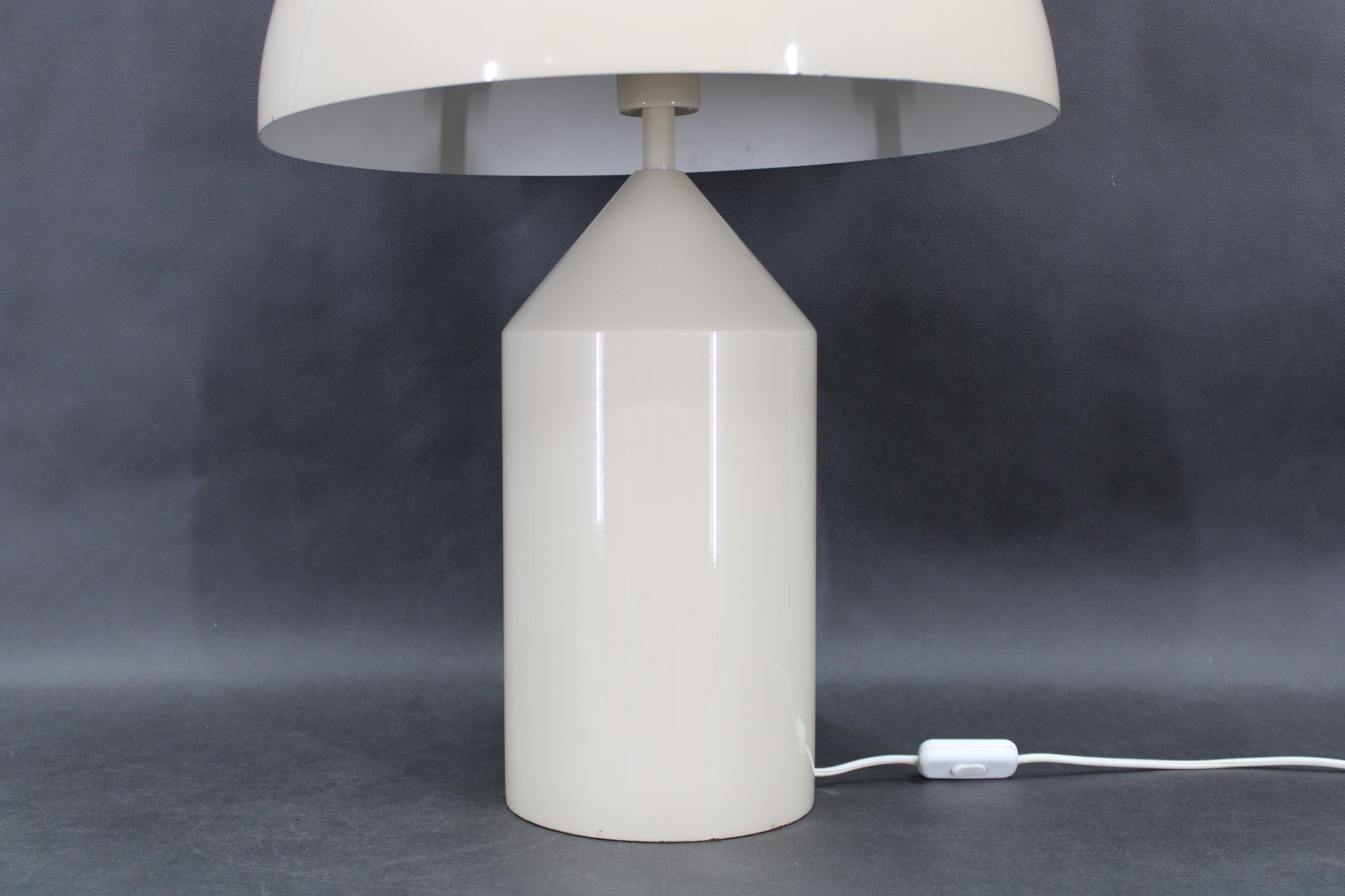 Mid-Century moderno Lampada da tavolo 'Atollo' di Vico Magistretti degli anni '70 per Oluce, Italia in vendita