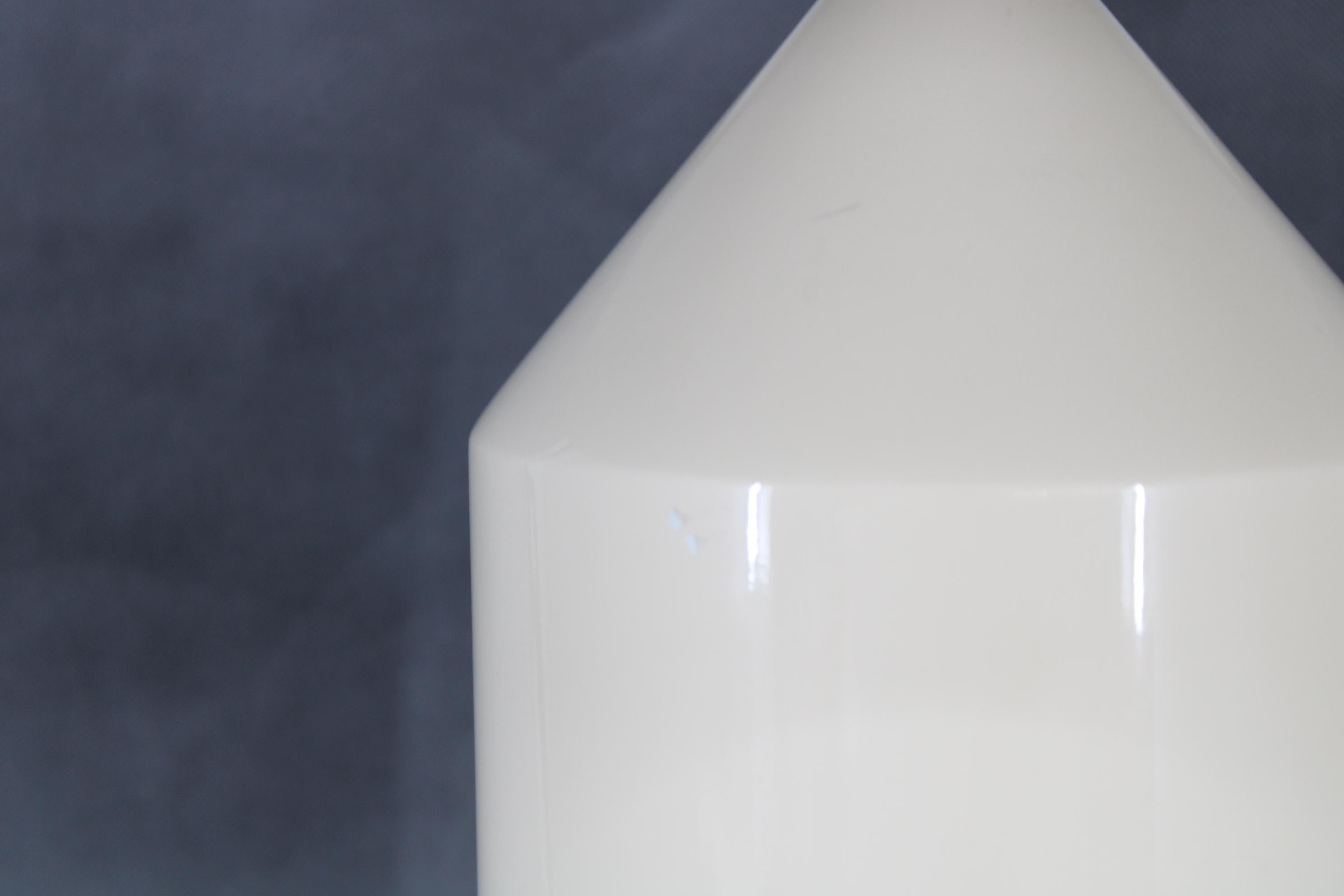 Laccato Lampada da tavolo 'Atollo' di Vico Magistretti degli anni '70 per Oluce, Italia in vendita