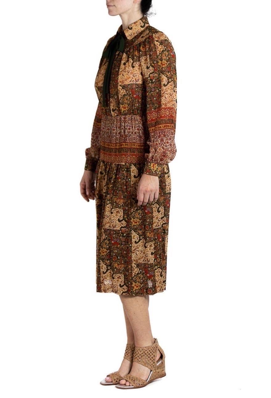1970S Earthtone Paisley Rayon Georgette Boho Blouson Sleeved Dress In Excellent Condition For Sale In New York, NY