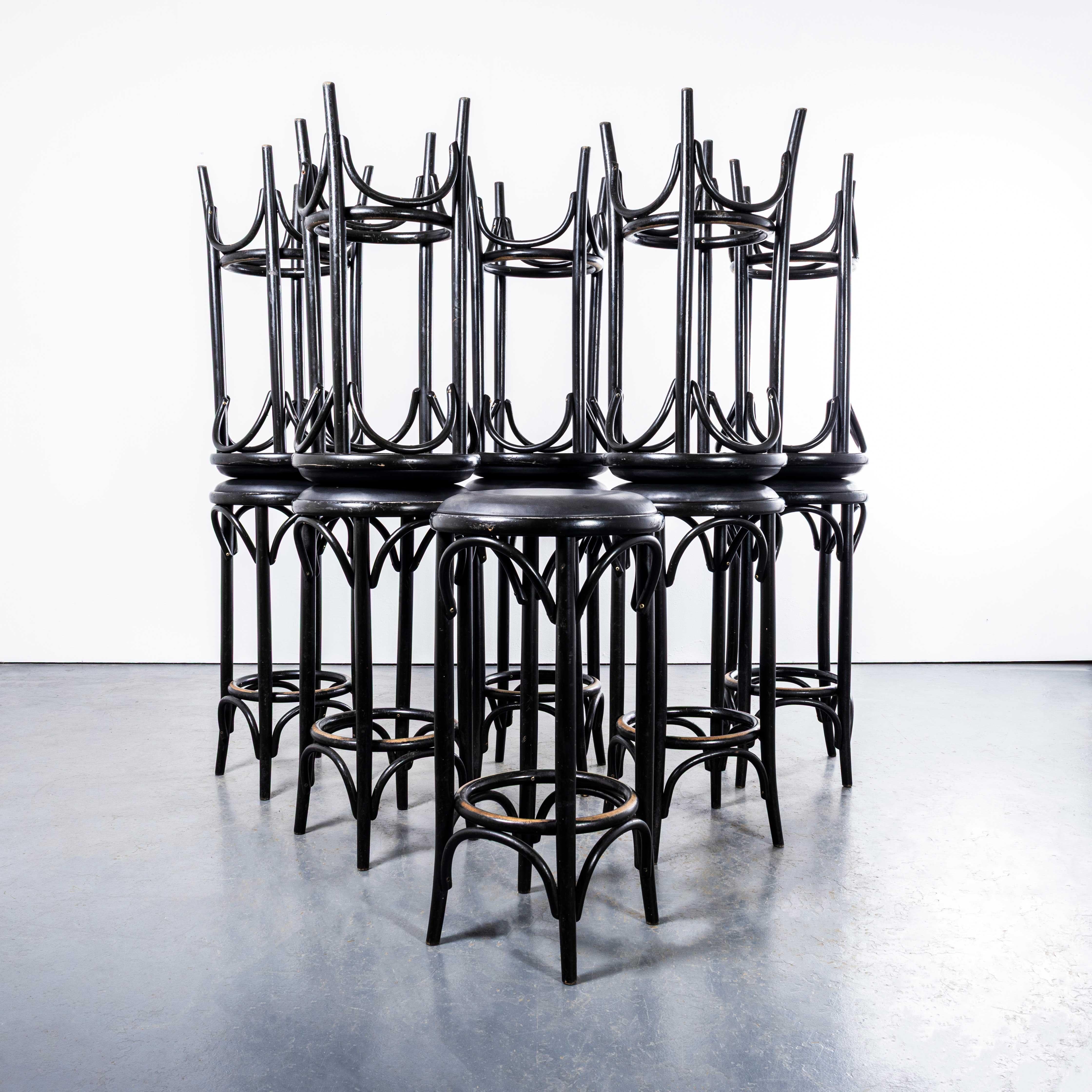 Tabourets de bar ébonisés et tapissés des années 1970 - Ensemble de onze. 

Lot de tabourets de bar classiques en bois courbé de bonne qualité, finition ébène. Les tabourets ont été fabriqués en Europe de l'Est à partir de hêtre massif cintré à la