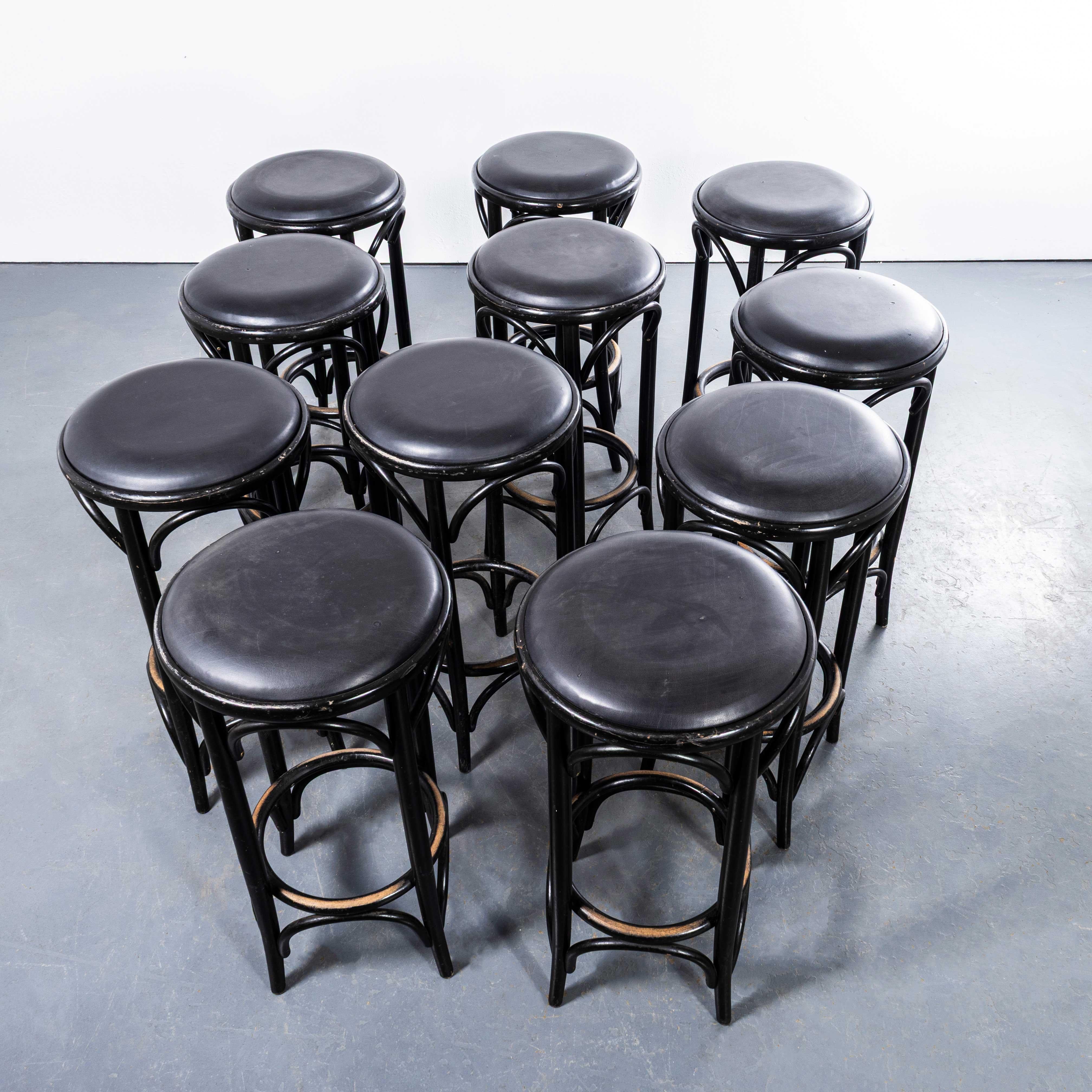Tabourets de bar ébonisés des années 1970 - Lot de onze Bon état - En vente à Hook, Hampshire