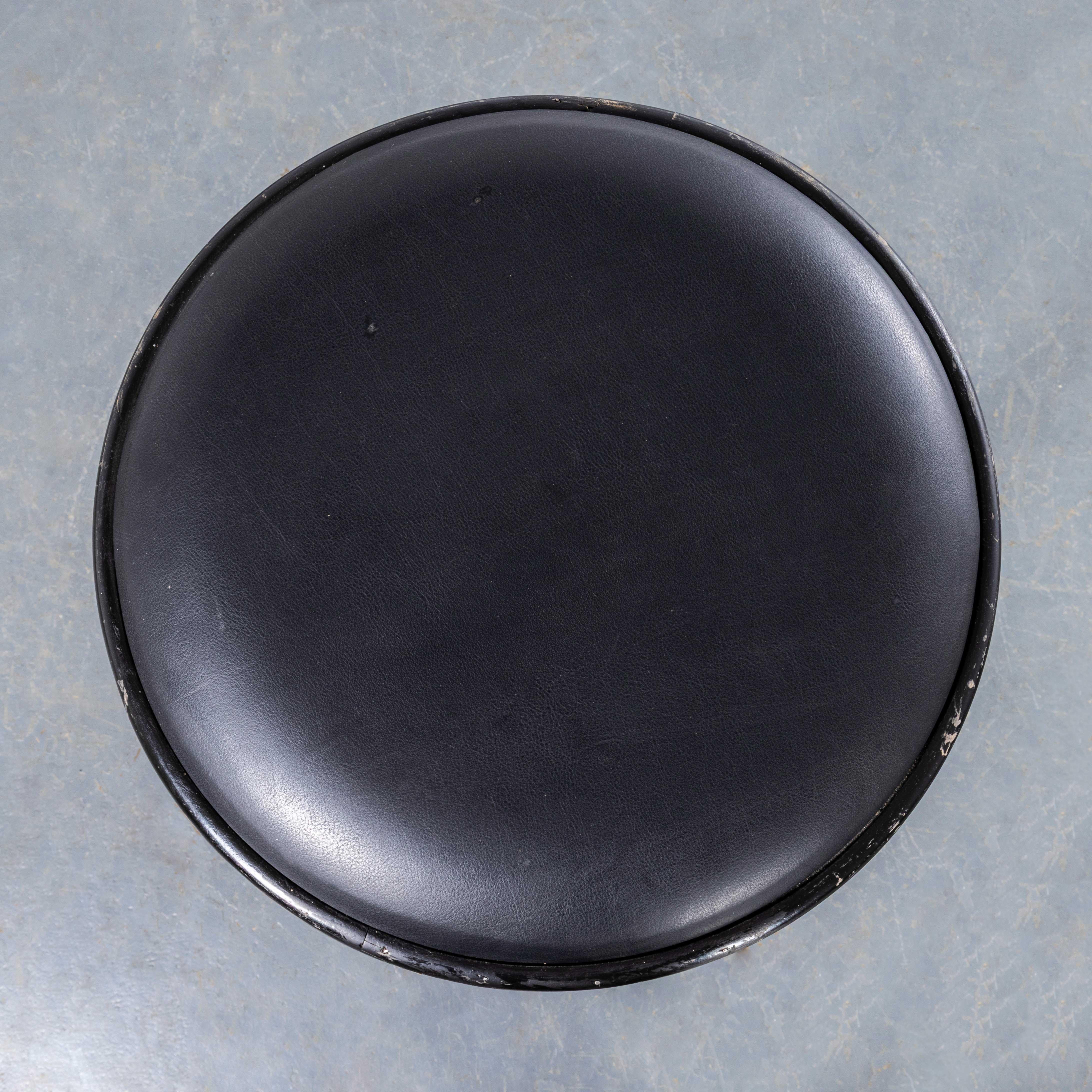 Fin du 20e siècle Tabourets de bar ébonisés des années 1970 - Lot de onze en vente