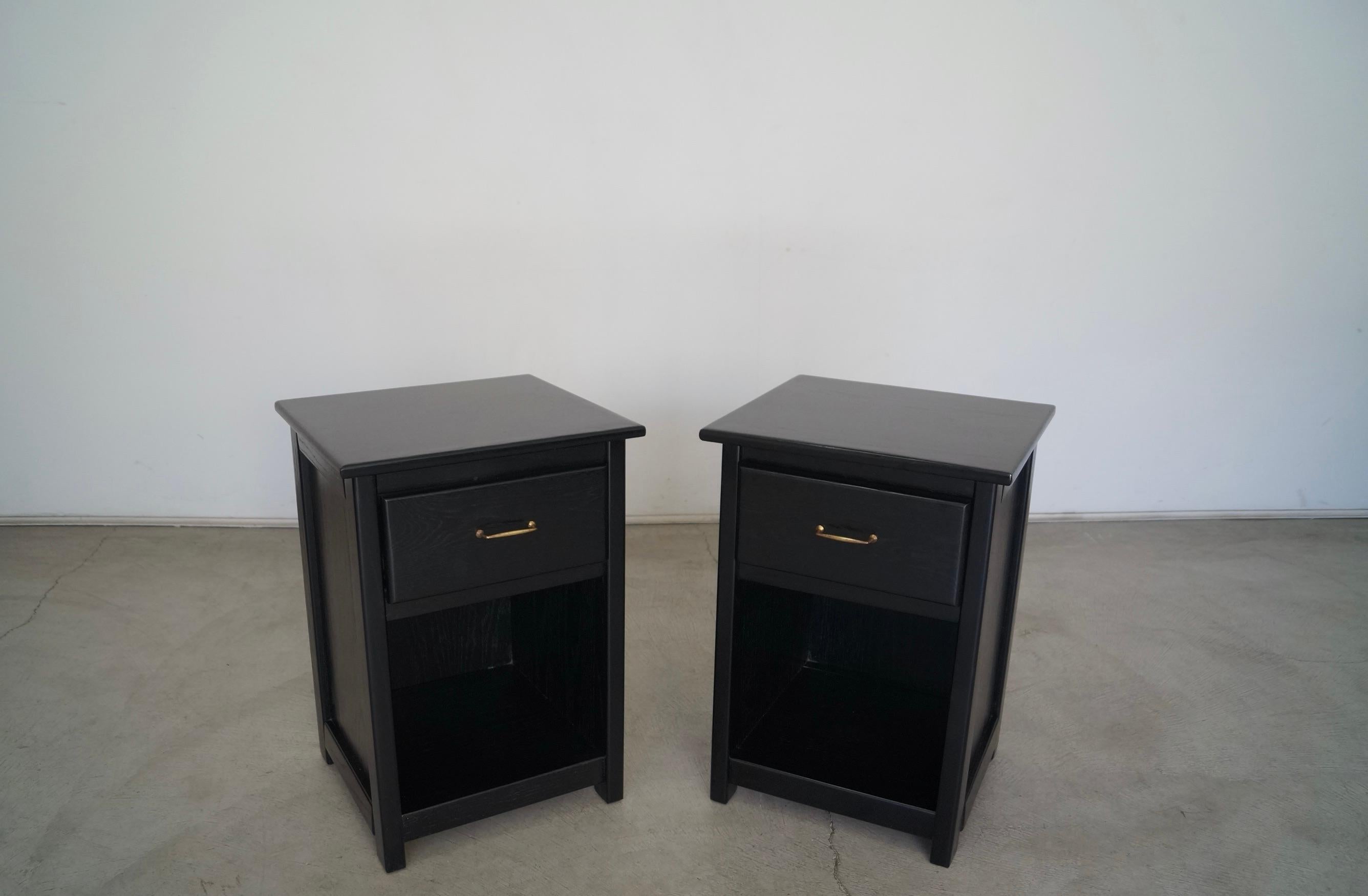 Américain Paire de tables de nuit artisanales en chêne ébonisé des années 1970 en vente
