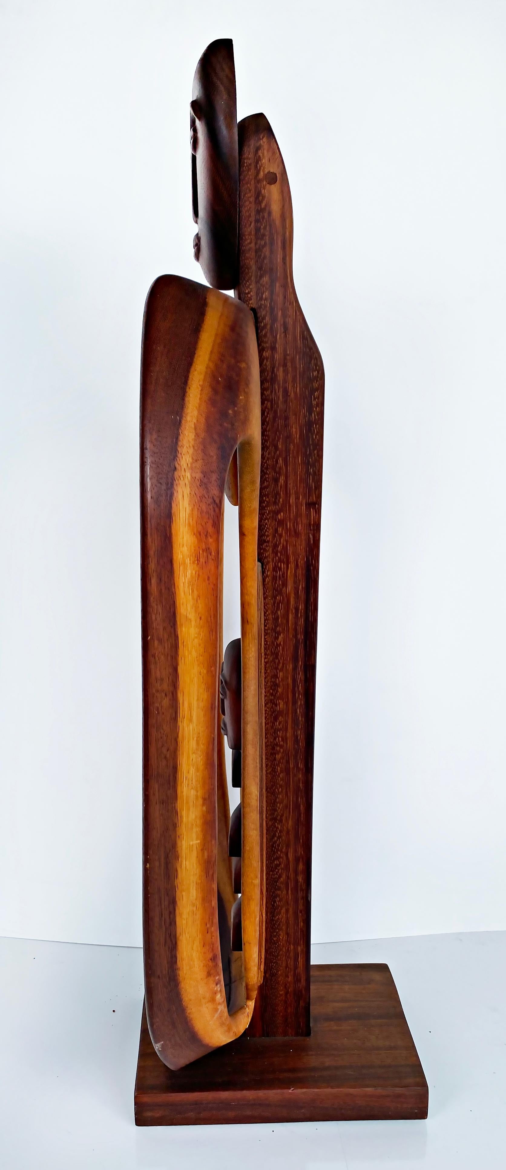 Bois de feuillus Sculpture sculptée Edwin Scheier des années 1970 symbolisant la fidélité en vente