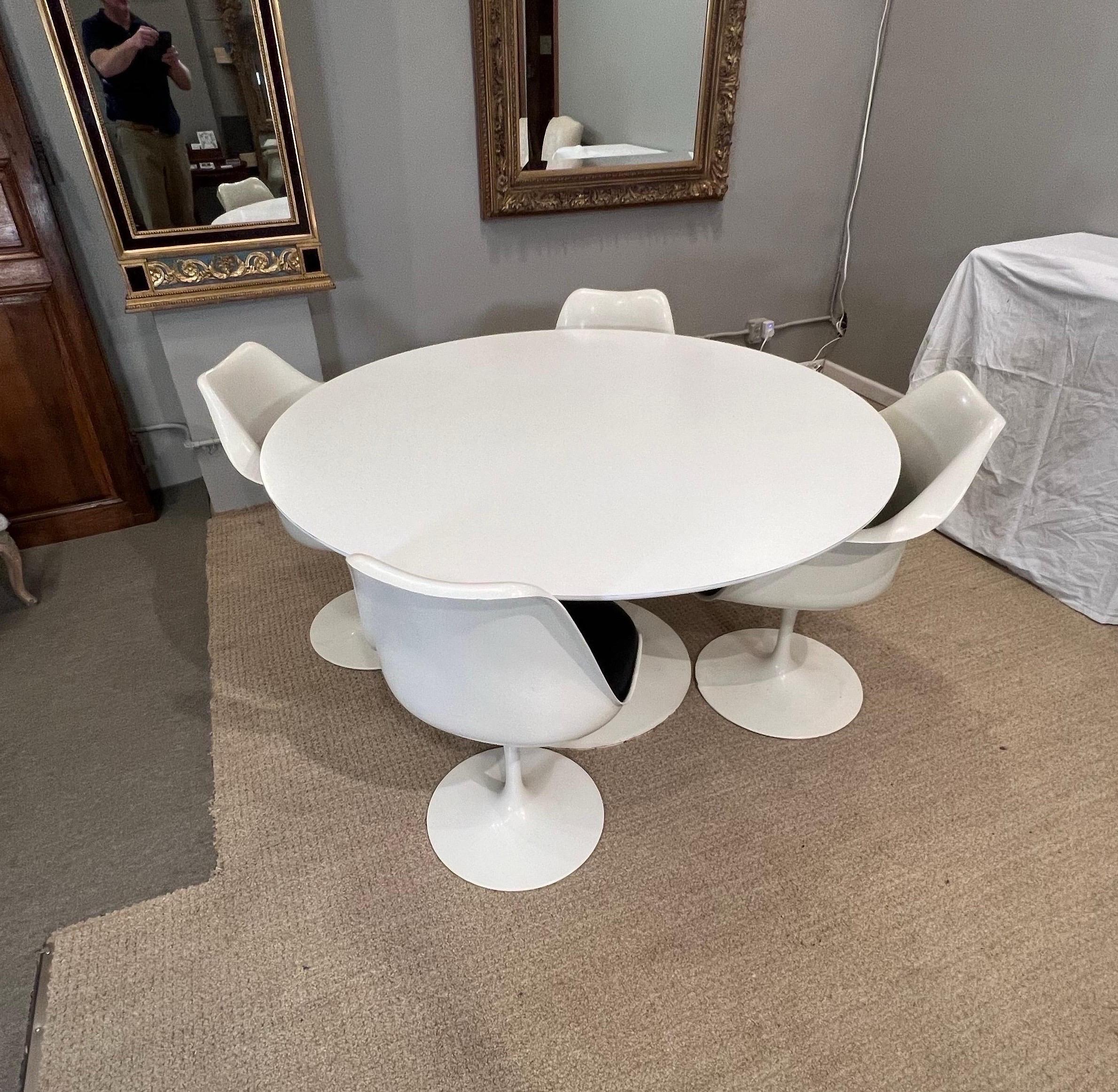 1970’s Tulip form Table & 4 Chairs, Eero Saarinen for Knoll, 
circa 1970, A stylish and iconic design, this tulip dining table and four matching swivel dining chairs were designed by Eero Saarinen for Knoll in the 1950’s.  This example is made by