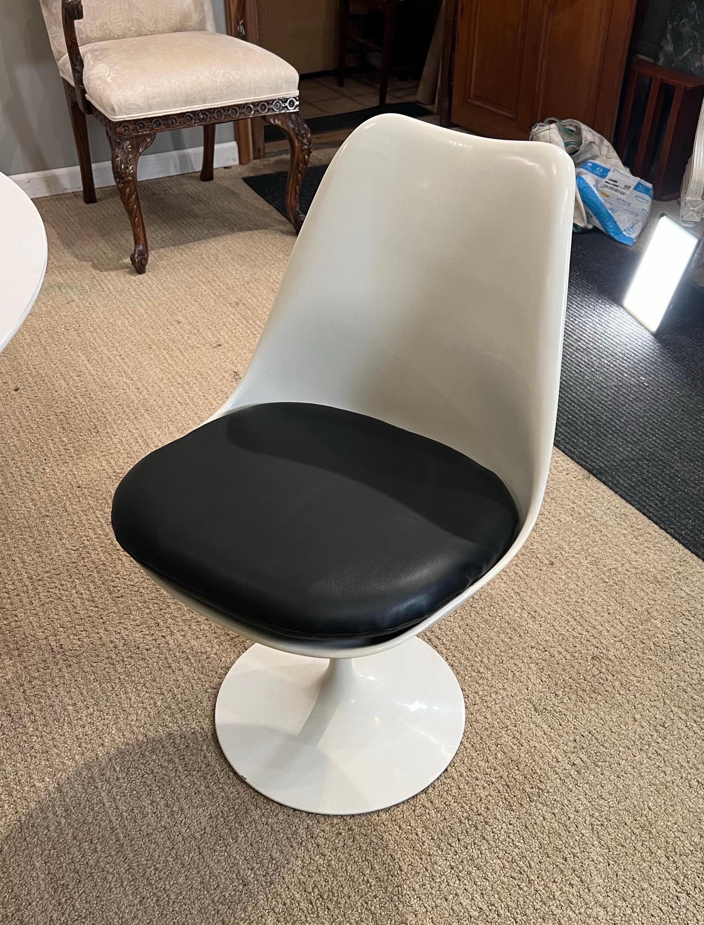 Scandinavian Modern 1970’s Eero Saarinen for Knoll, Tulip form Table & 4 Chairs, 2 side 2 arms For Sale