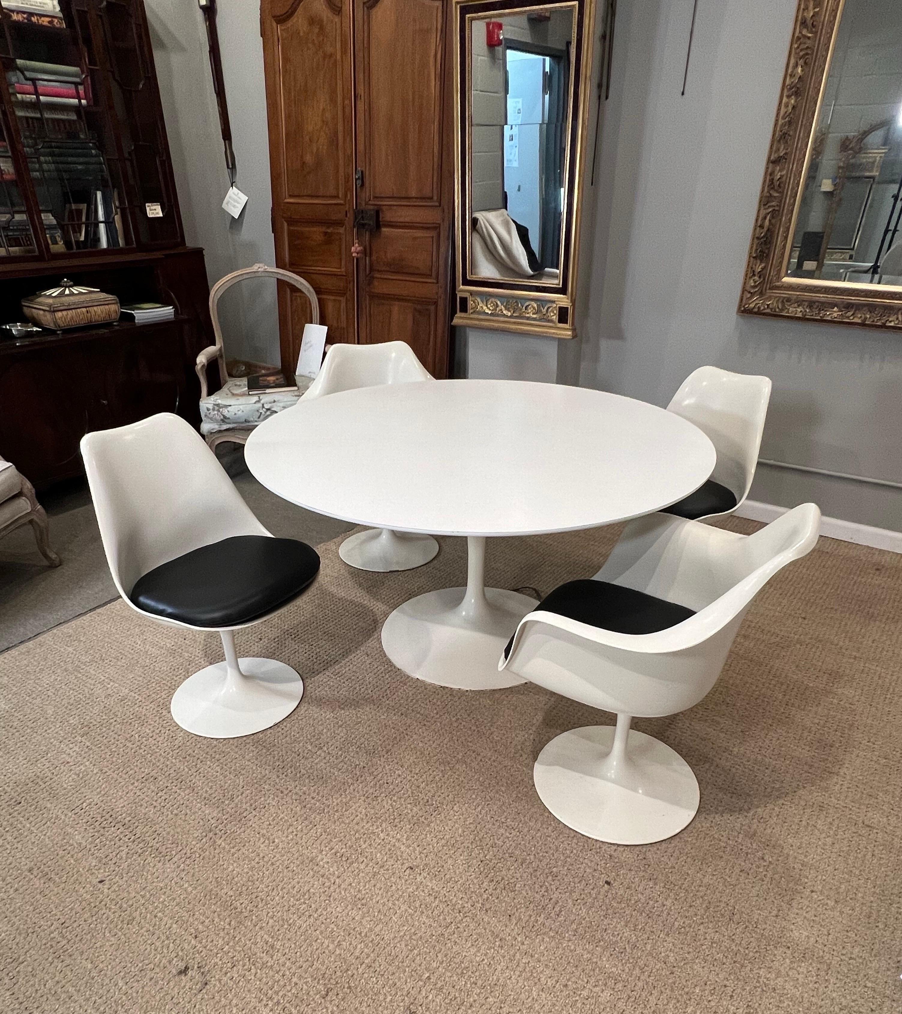1970’s Eero Saarinen for Knoll, Tulip form Table & 4 Chairs, 2 side 2 arms In Good Condition For Sale In New York, NY