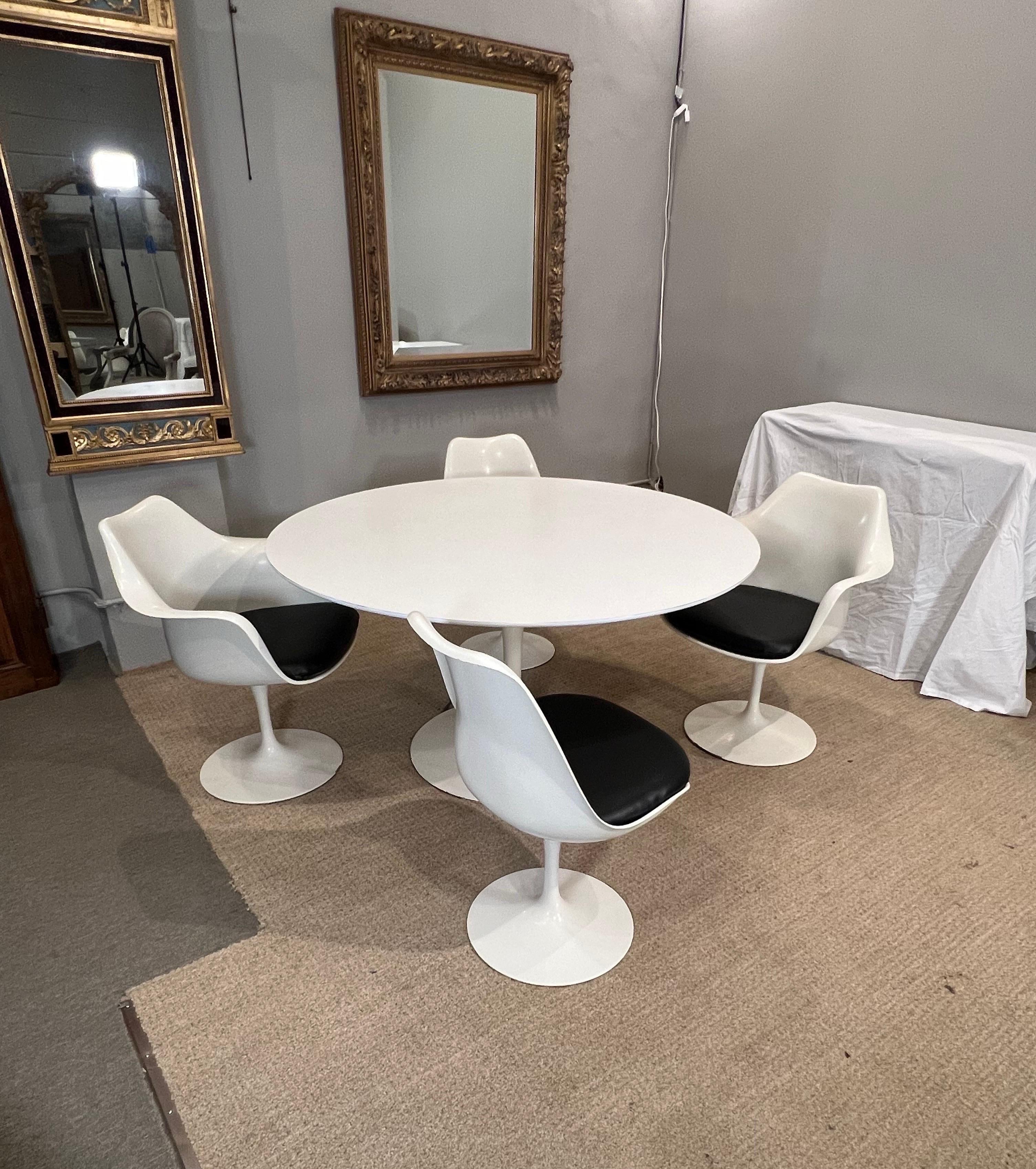 Late 20th Century 1970’s Eero Saarinen for Knoll, Tulip form Table & 4 Chairs, 2 side 2 arms For Sale