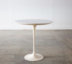 1970s Eero Saarinen for Knoll Tulip Mesa auxiliar 20" tablero laminado blanco