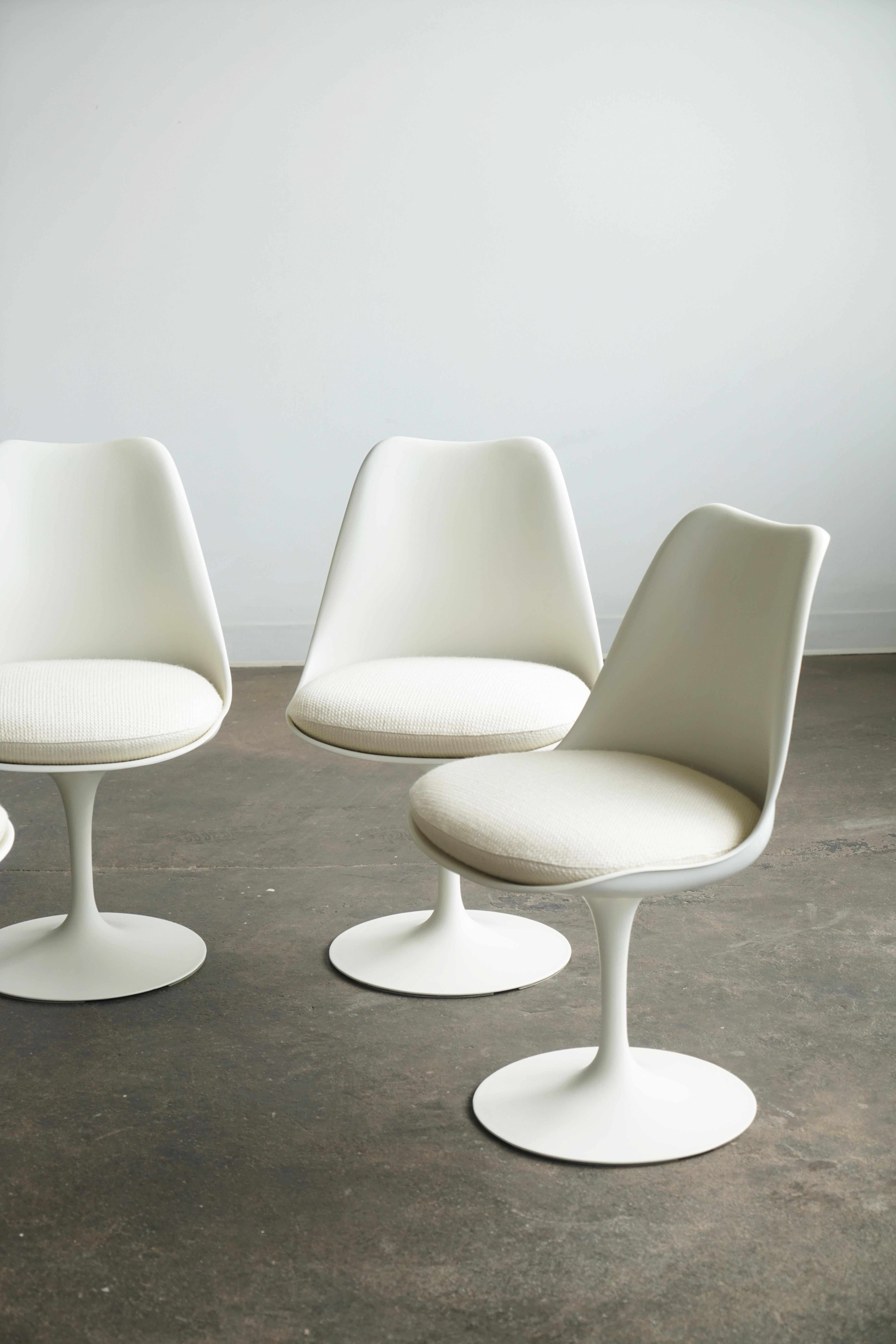 Mid-Century Modern 1960's Eero Saarinen Tulip dining chairs for Knoll, set of 4 upholstered For Sale