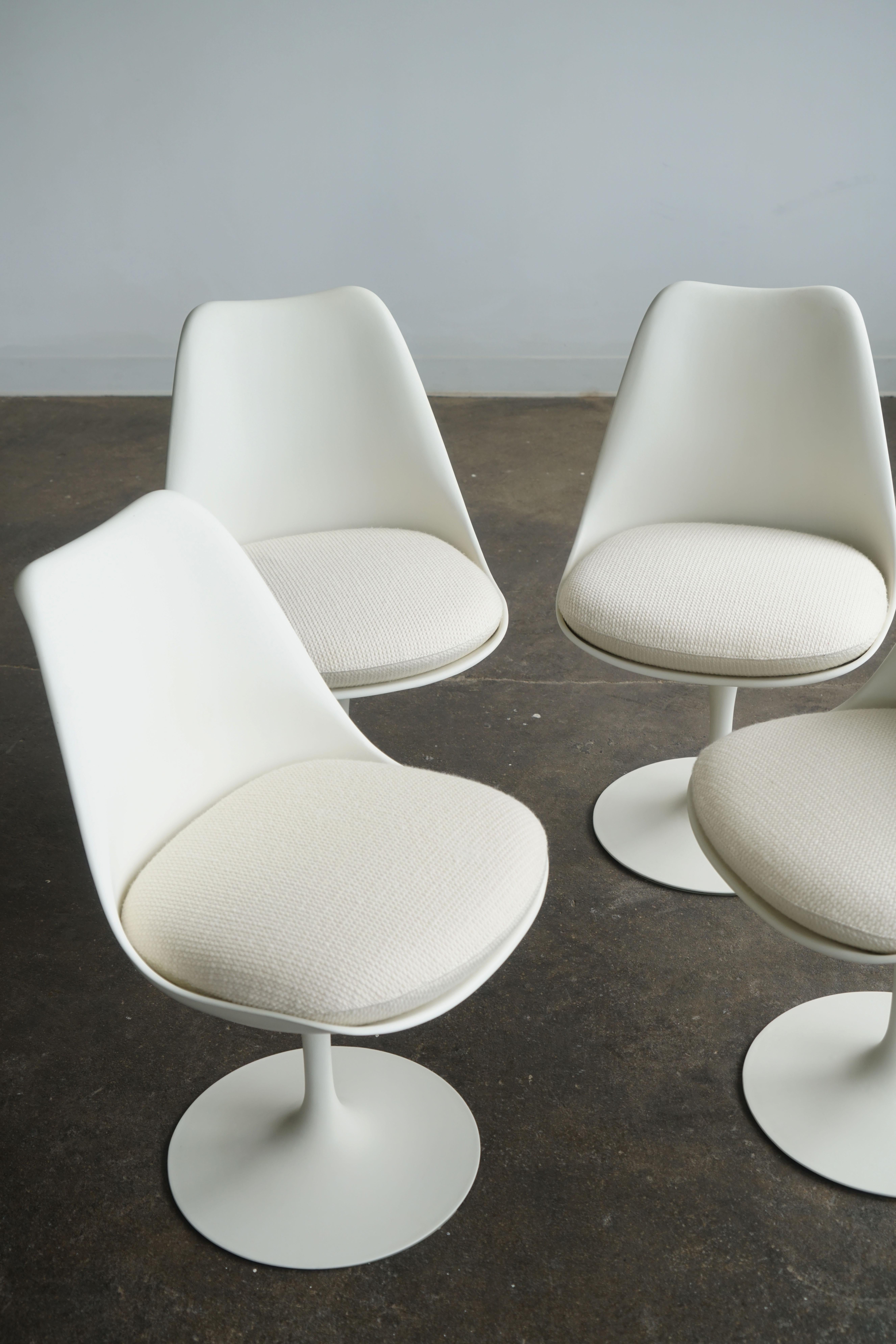 American 1960's Eero Saarinen Tulip dining chairs for Knoll, set of 4 upholstered For Sale