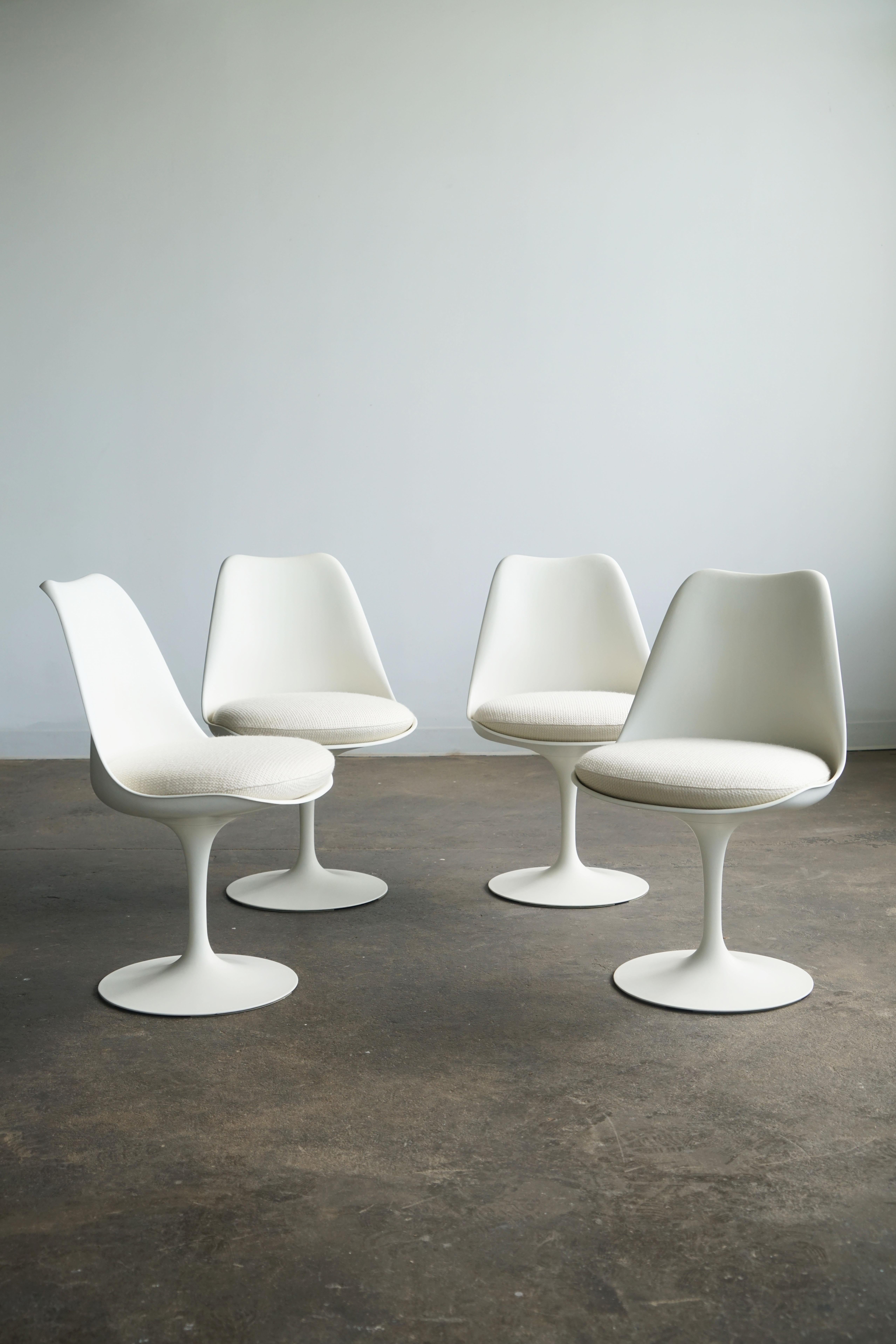1960's Eero Saarinen Tulip dining chairs for Knoll, set of 4 upholstered In Good Condition For Sale In Chicago, IL