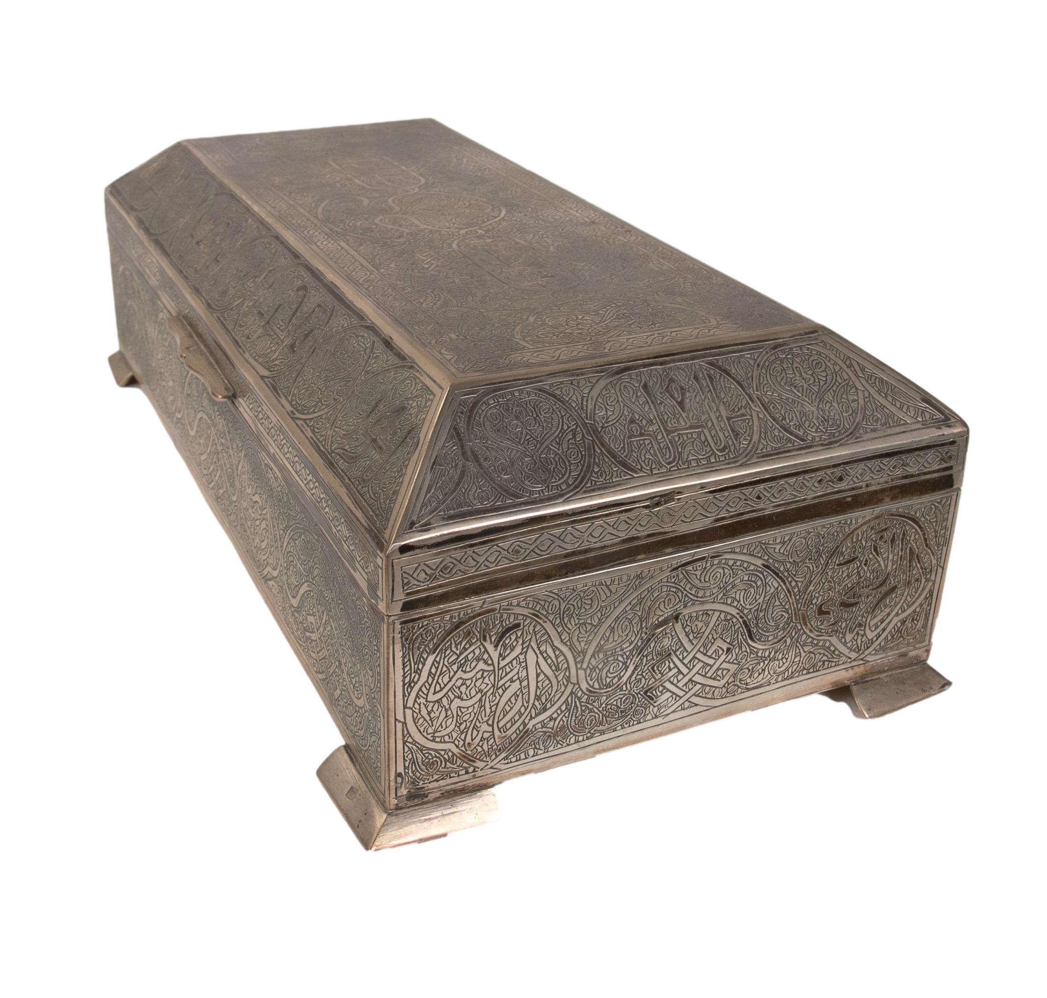 1970s Egyptian Carved Silver Box in Arabic Style with Wooden Interior For Sale 2
