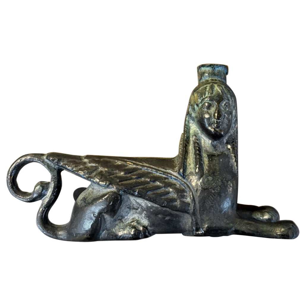 Sculpture Sphinx en bronze patiné de style égyptien des années 1970