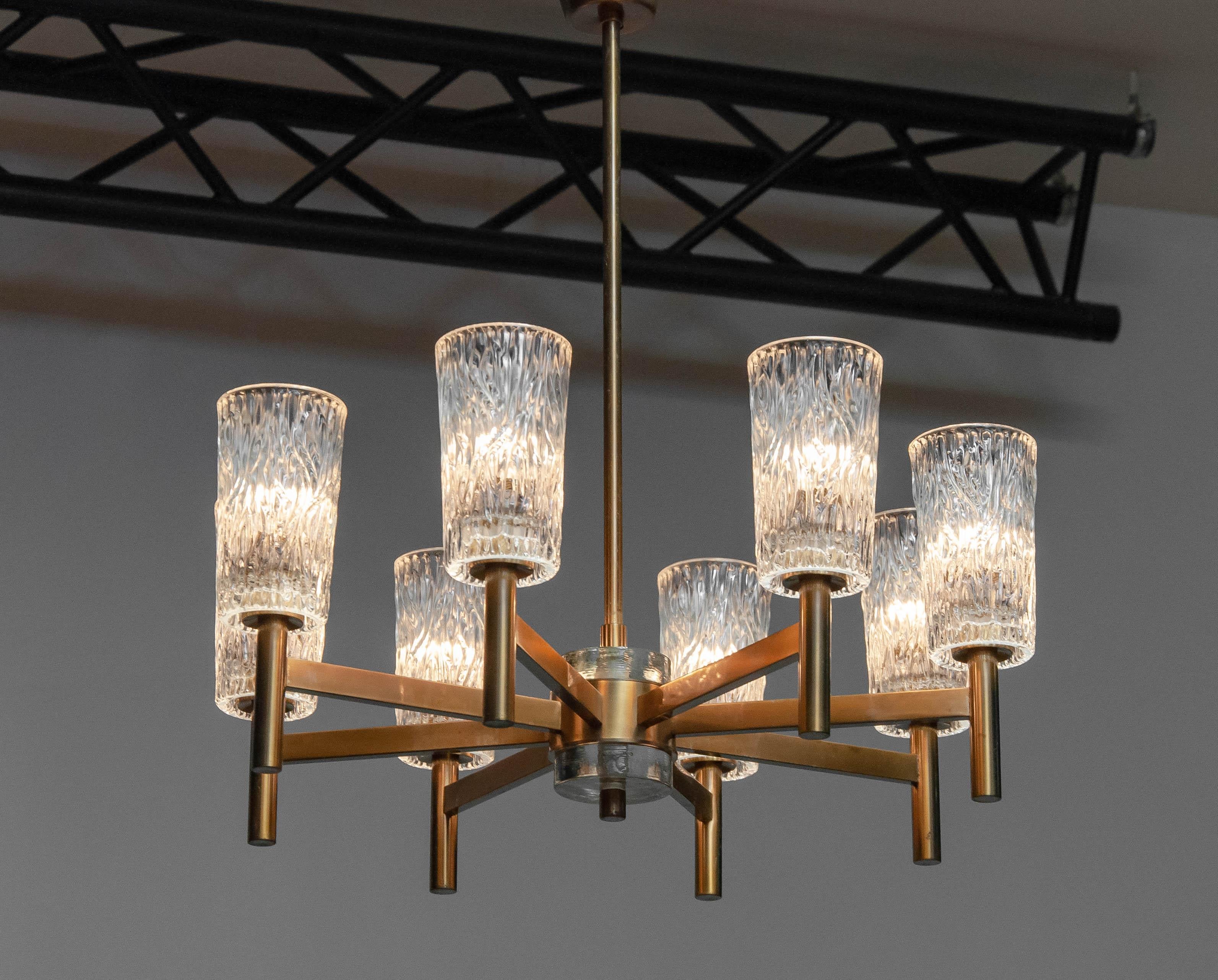 Svedese 1970s Eight-Arm Brass Chandelier with Clear Art Glass Vases by Markaryd, Sweden in vendita