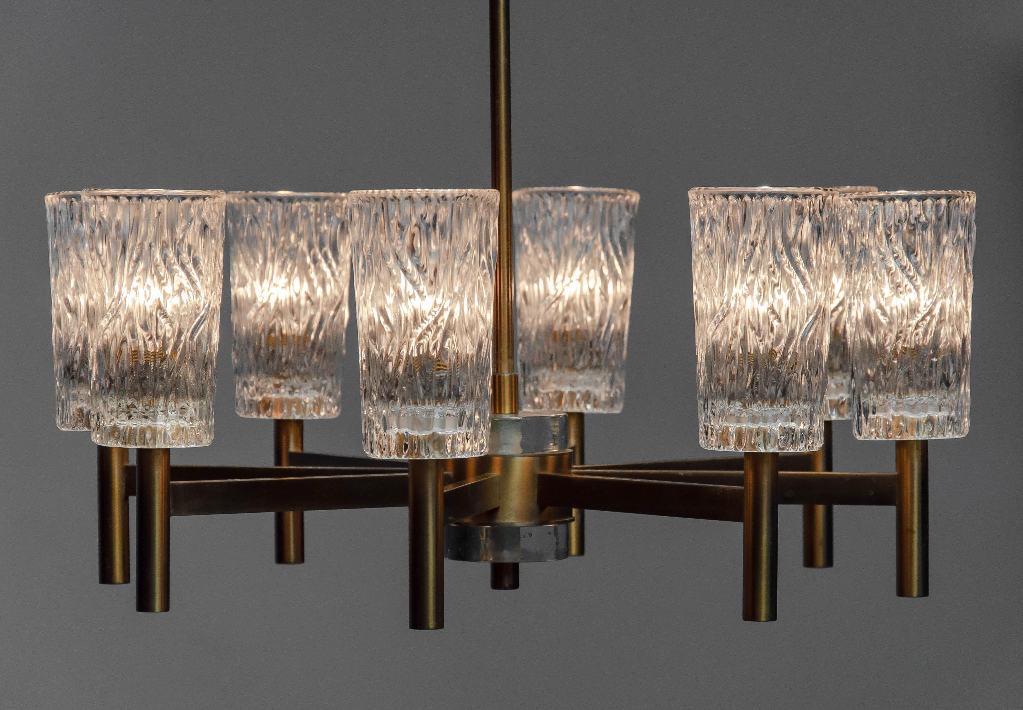 1970s Eight-Arm Brass Chandelier with Clear Art Glass Vases by Markaryd, Sweden In condizioni buone in vendita a Silvolde, Gelderland