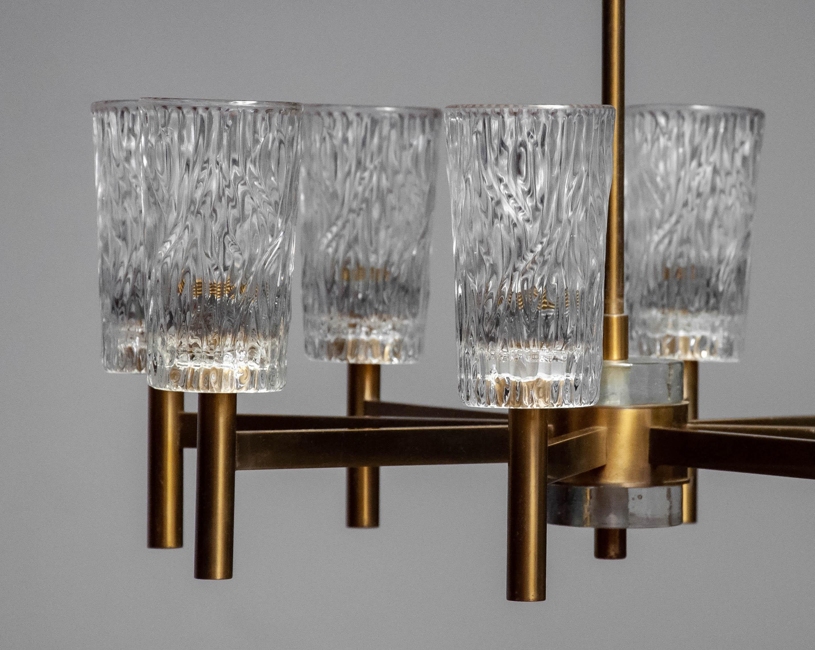1970s Eight-Arm Brass Chandelier with Clear Art Glass Vases by Markaryd, Sweden in vendita 1