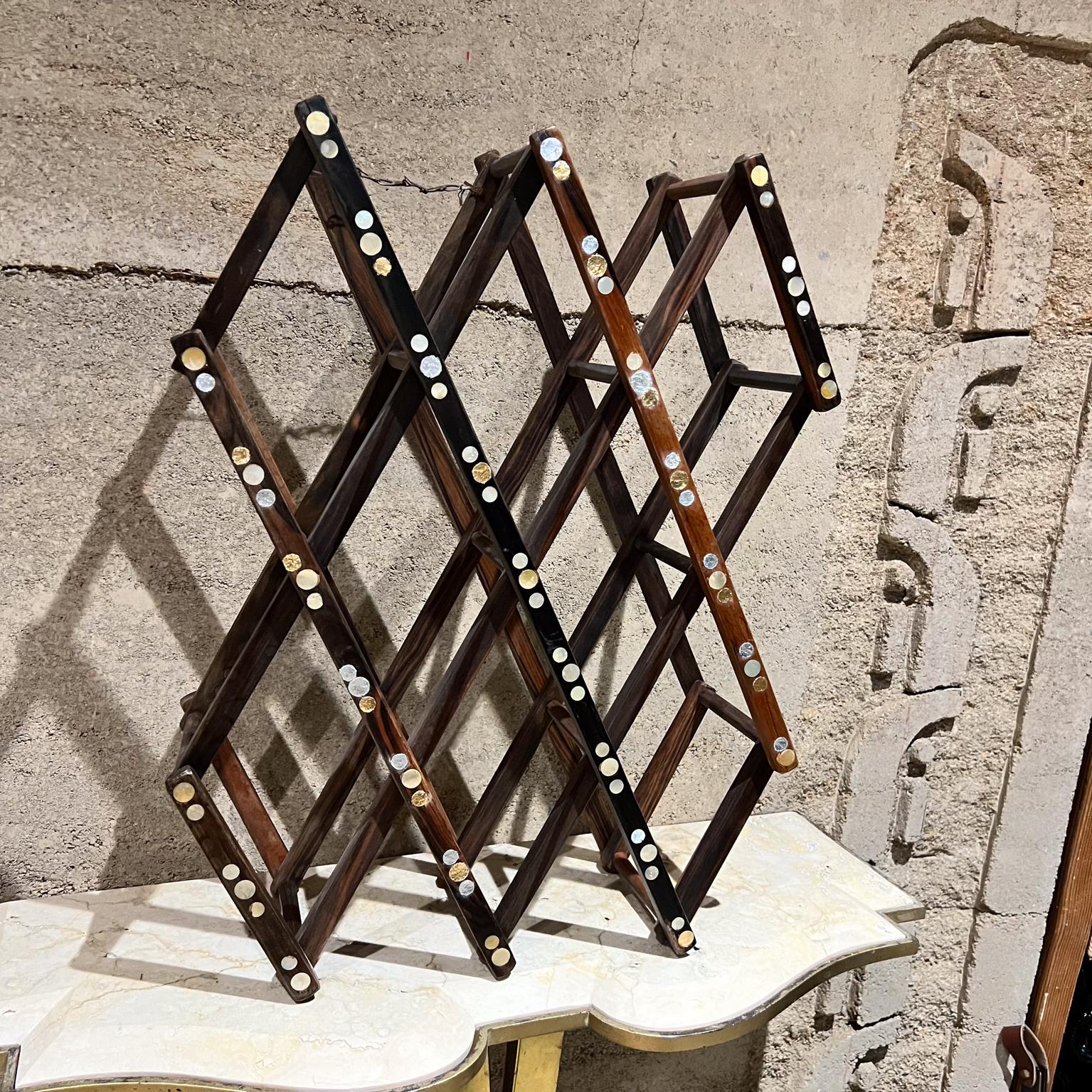 Portabotellas plegable de 8 botellas de MCM de los años 70 en palisandro y concha de abulón
Medidas cerrada 3 x 25 x 6,5 y abierta 18,5 A x 22,5 x 6,5 P
Estado original de segunda mano sin restaurar.
Consulta las imágenes proporcionadas, por favor.
