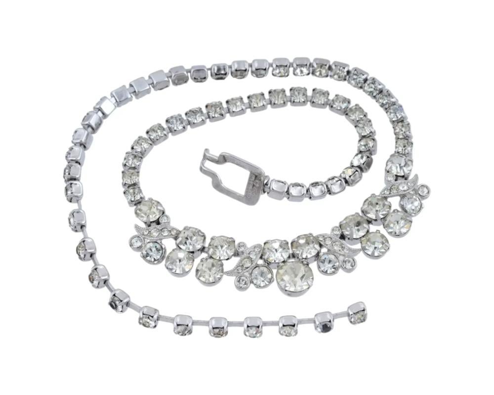 Un collar vintage de Eisenberg, una marca de joyería estadounidense activa desde los años 30. Ca. 1970s. Metal rodiado. Cadena de strass transparente. La sección central está engastada con piedras más grandes y con cristales en forma de hoja.