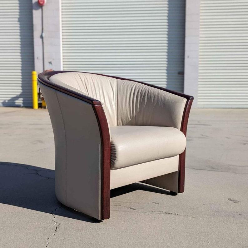 Nice Leather Armchair by Ekornes, Rosewood, Lounge Chair, Mid Century, Scandinavian, Living Room

Vintage from the 1970s
Materials: rosewood, leather

Measurements: 33 wide x 32 deep x 30.75 high with a seat height of 17 inches

In very good