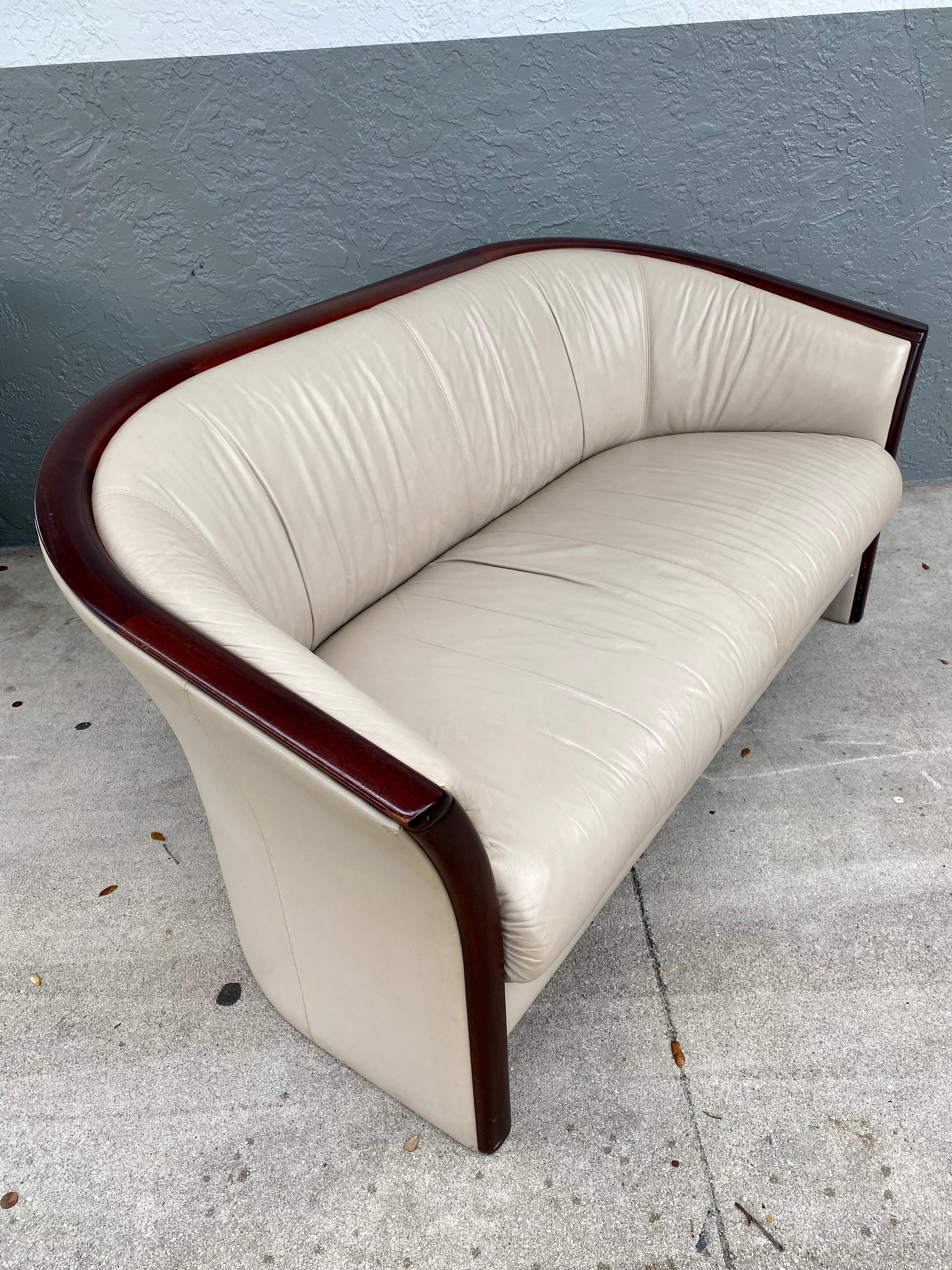 1970er Jahre Ekornes Sofa Settee und Barrel Chair Set aus geschwungenem Leder und Holz im Angebot 5