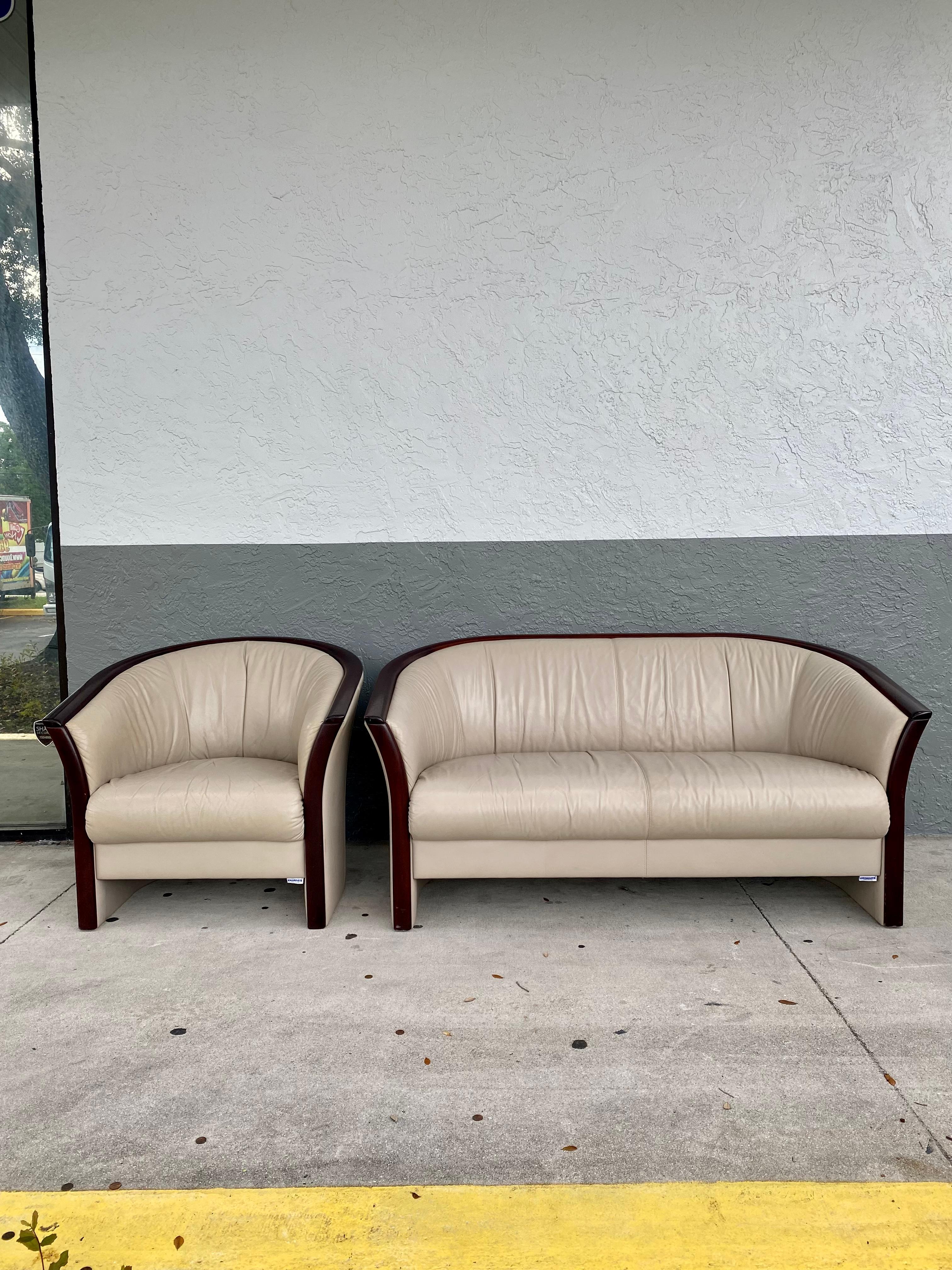 1970er Jahre Ekornes Sofa Settee und Barrel Chair Set aus geschwungenem Leder und Holz im Zustand „Gut“ im Angebot in Fort Lauderdale, FL