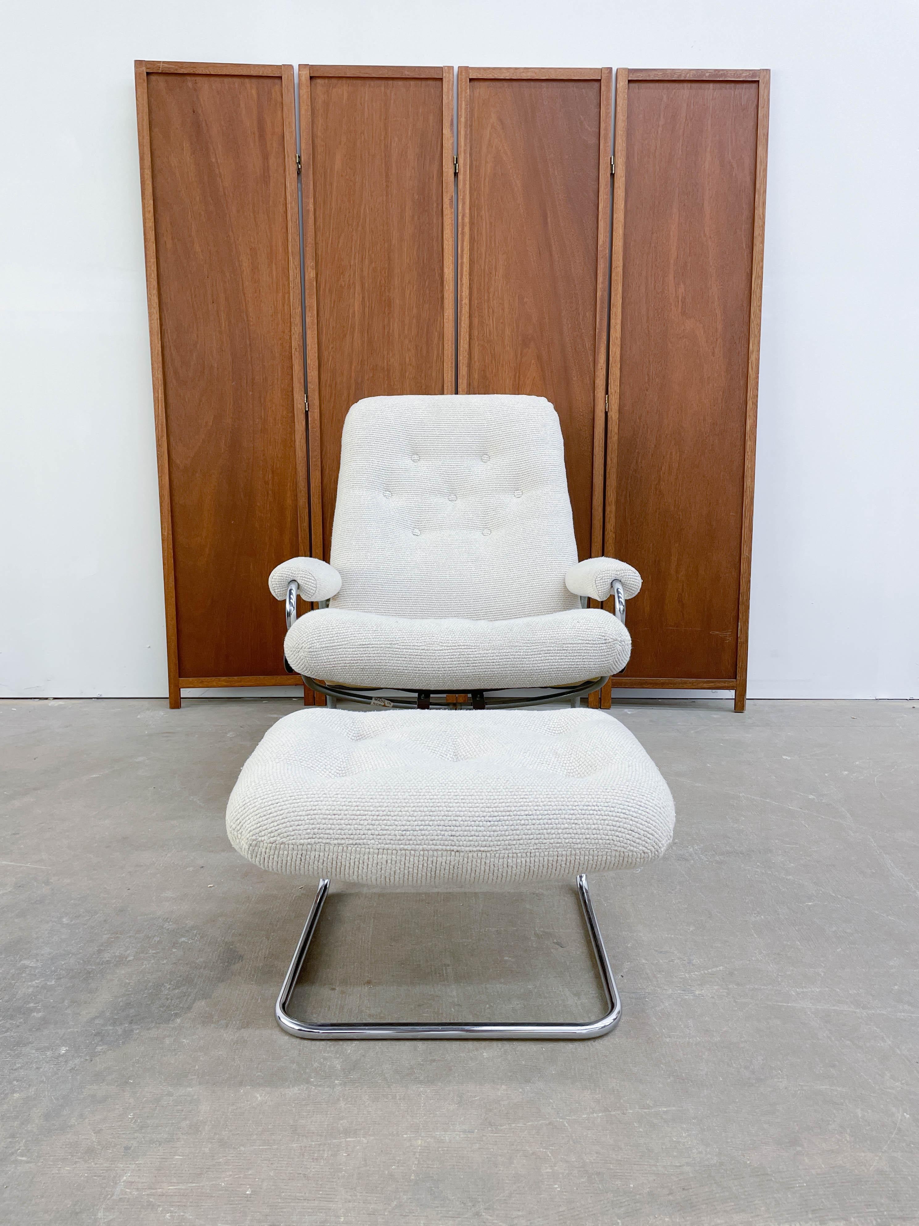 This swinging 70s recliner by Ekornes in a white Boucle type material offers an adjustable reclining angle and a cool cantilevered chrome frame. This is a classic example of 1970s style and Scandinavian design, and it is all wrapped up with a