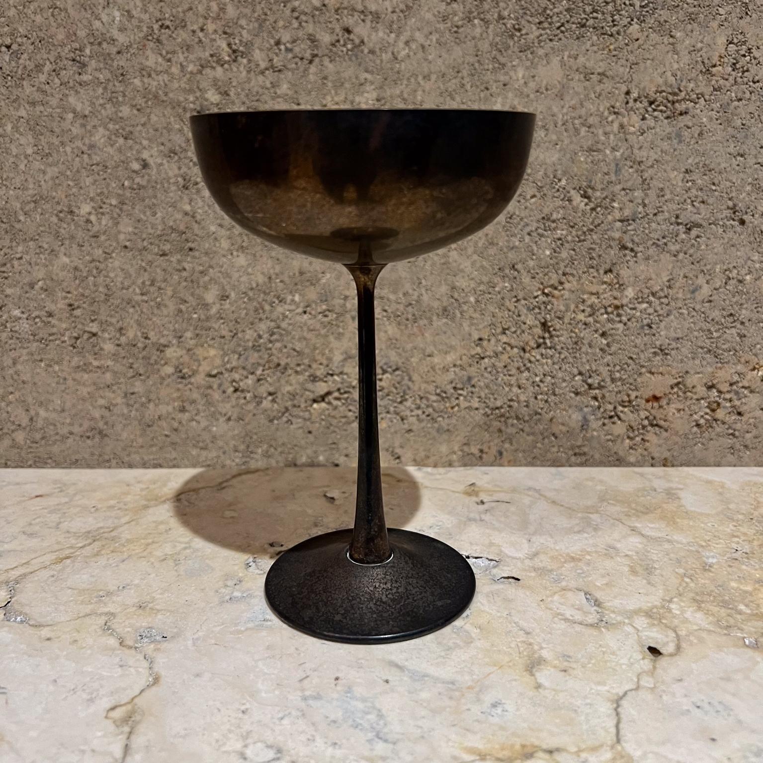 1970er Jahre von El de Uberti Italien Kelch Wein Champagner Kelch Silber Platte
Stempel nach Hersteller
6 h x 3.88 Durchmesser
Gebrauchter Vintage-Zustand
Siehe Fotos für den Zustand.