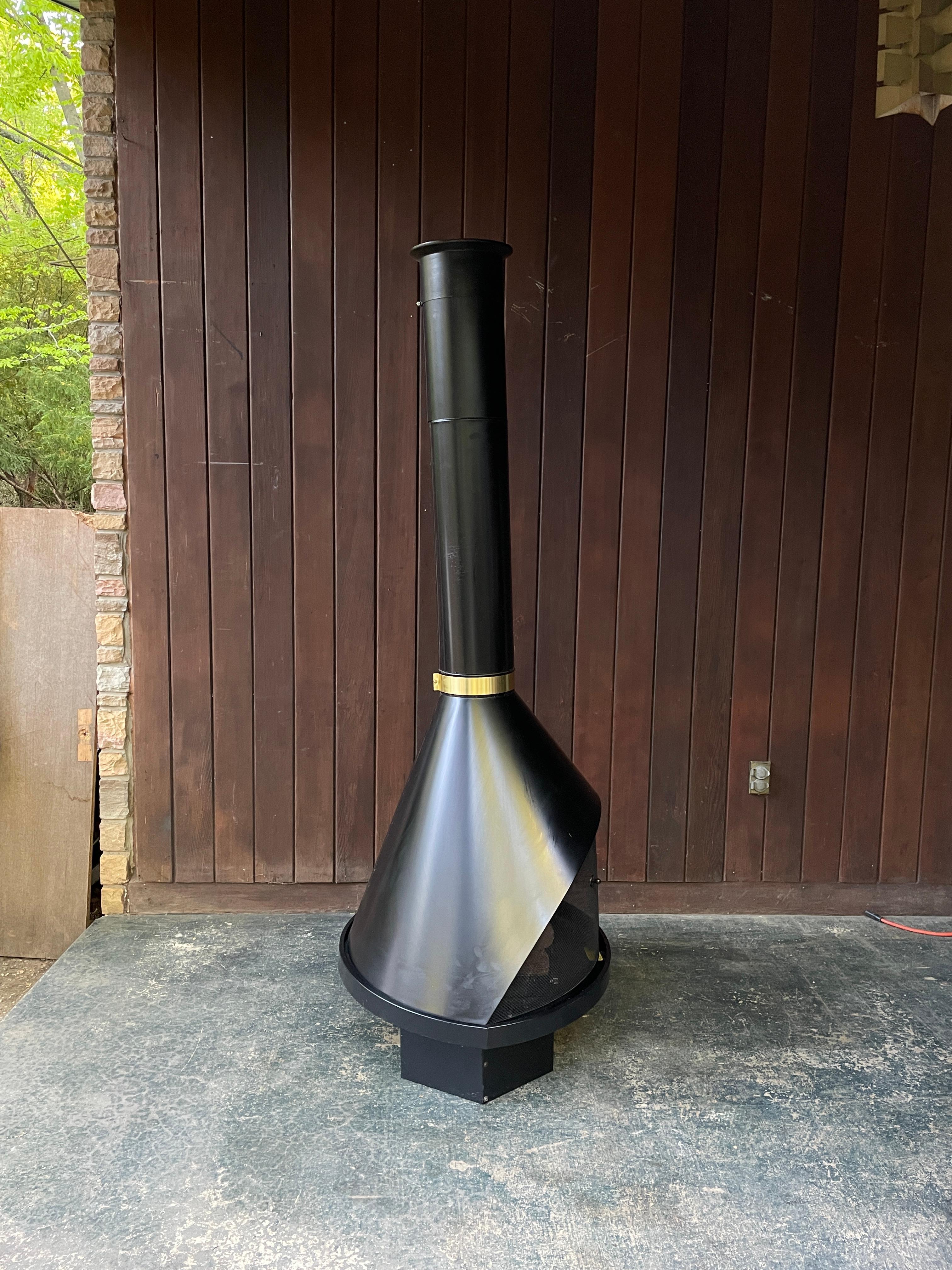 Camino finto indipendente, dotato di una serie di ceppi in plastica, luci e un riscaldatore elettrico, tutto in condizioni originali di funzionamento. Quando è acceso, il caminetto crea un effetto luce che simula un fuoco a legna e un'unità di