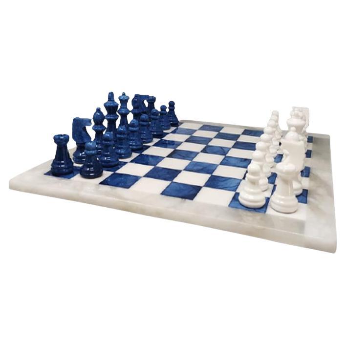 Elegante juego de ajedrez azul y blanco de los años 70 en alabastro de Volterra hecho a mano.