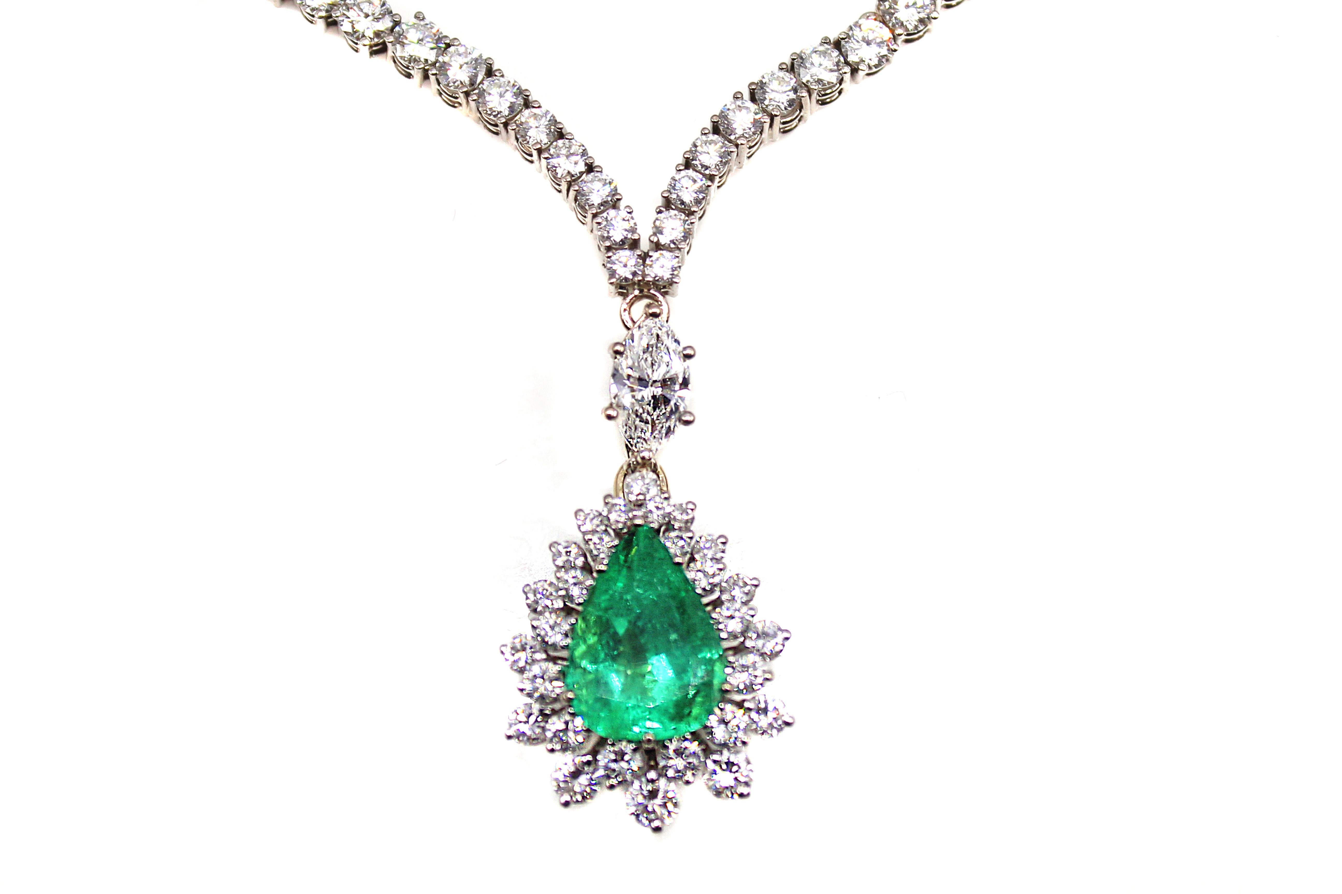 Pear Cut 1970s Elegant Colombian Emerald Diamond White Gold Pendant Necklace