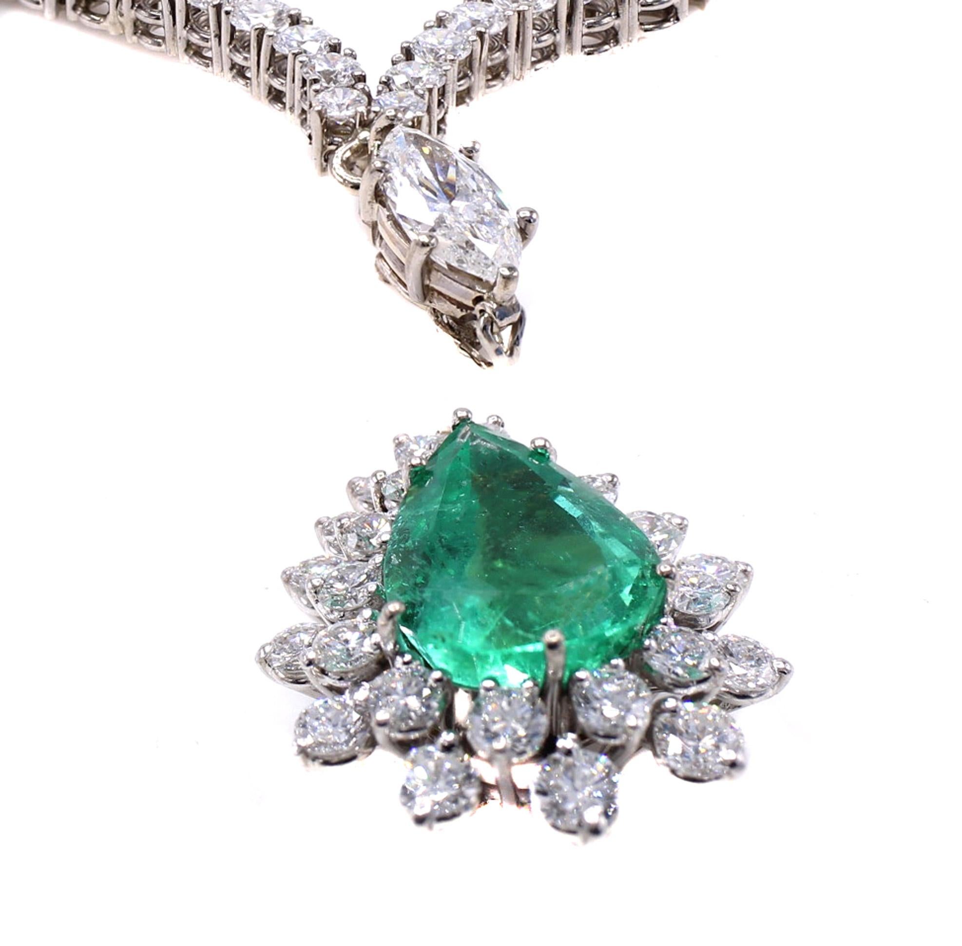 Women's or Men's 1970s Elegant Colombian Emerald Diamond White Gold Pendant Necklace For Sale