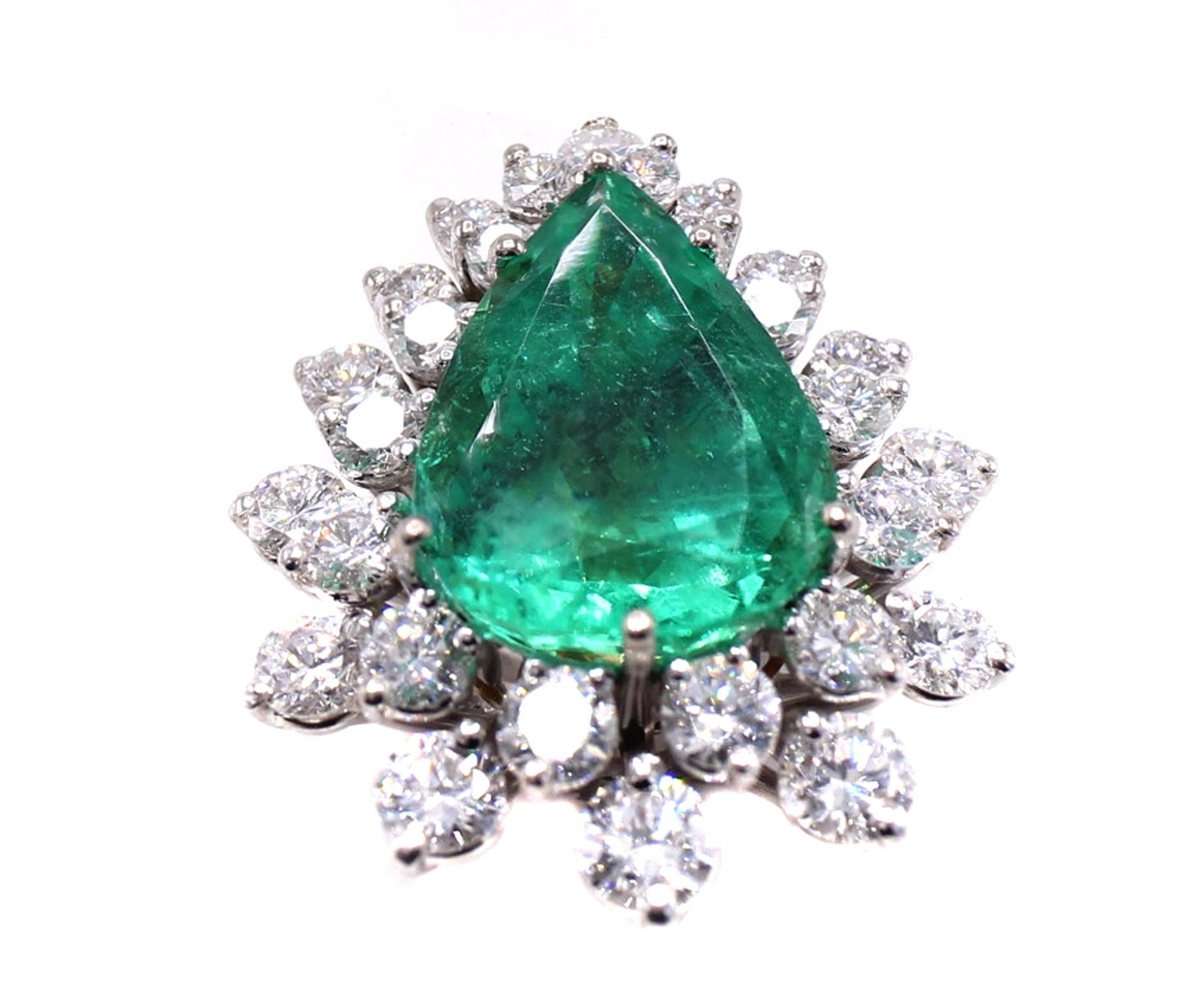 1970s Elegant Colombian Emerald Diamond White Gold Pendant Necklace For Sale 1