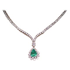 Vintage 1970s Elegant Colombian Emerald Diamond White Gold Pendant Necklace