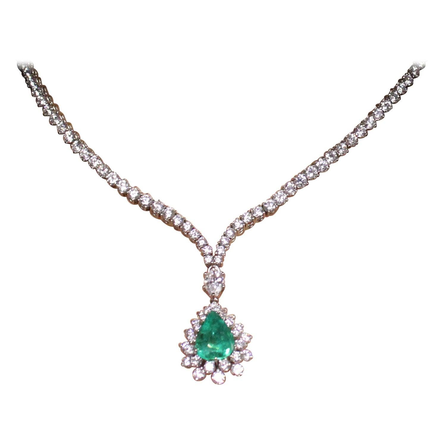 1970s Elegant Colombian Emerald Diamond White Gold Pendant Necklace For Sale