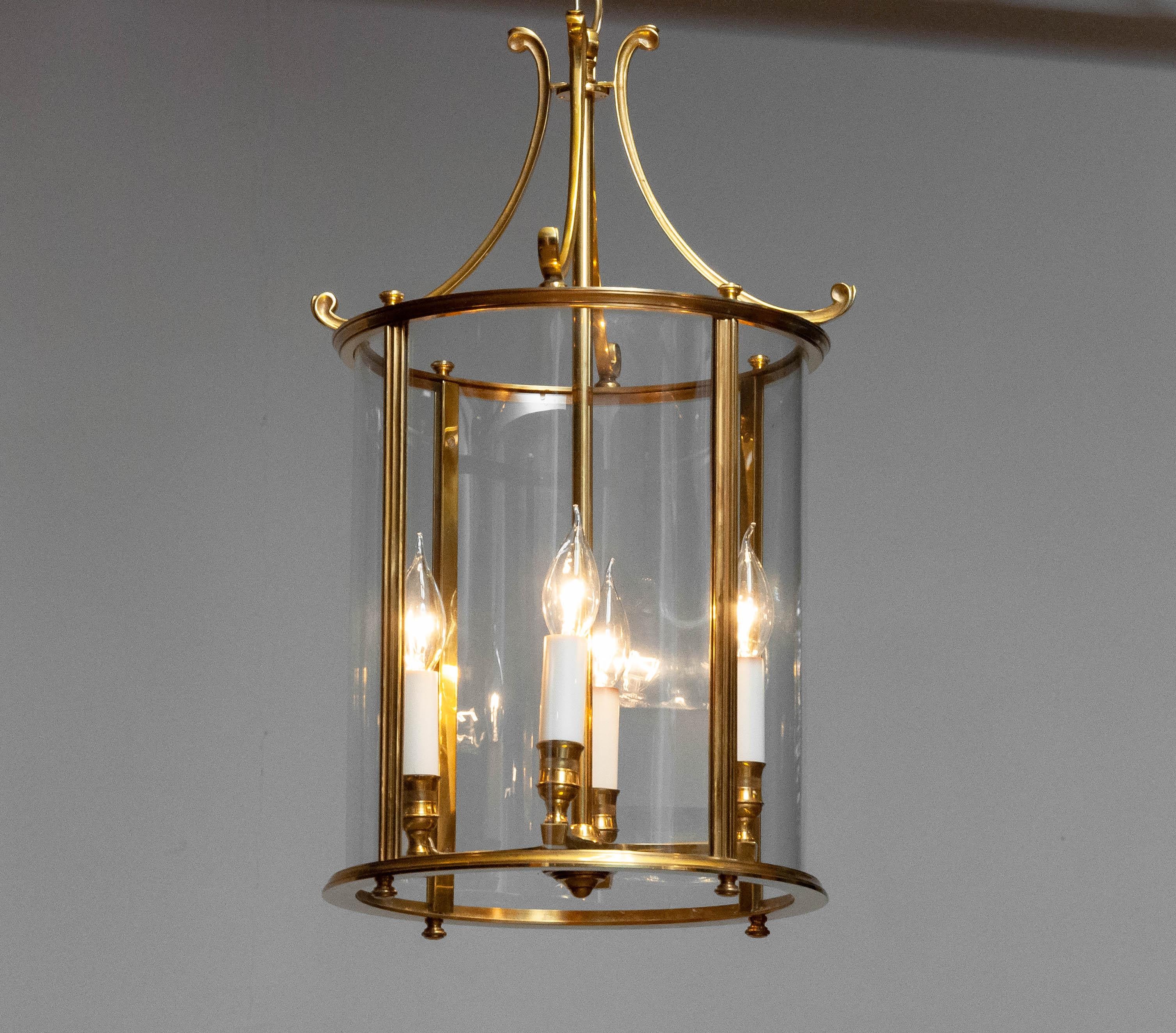 1970s Elegante Francia Neoclásico Linterna de latón con vidrio curvado en Bueno estado para la venta en Silvolde, Gelderland