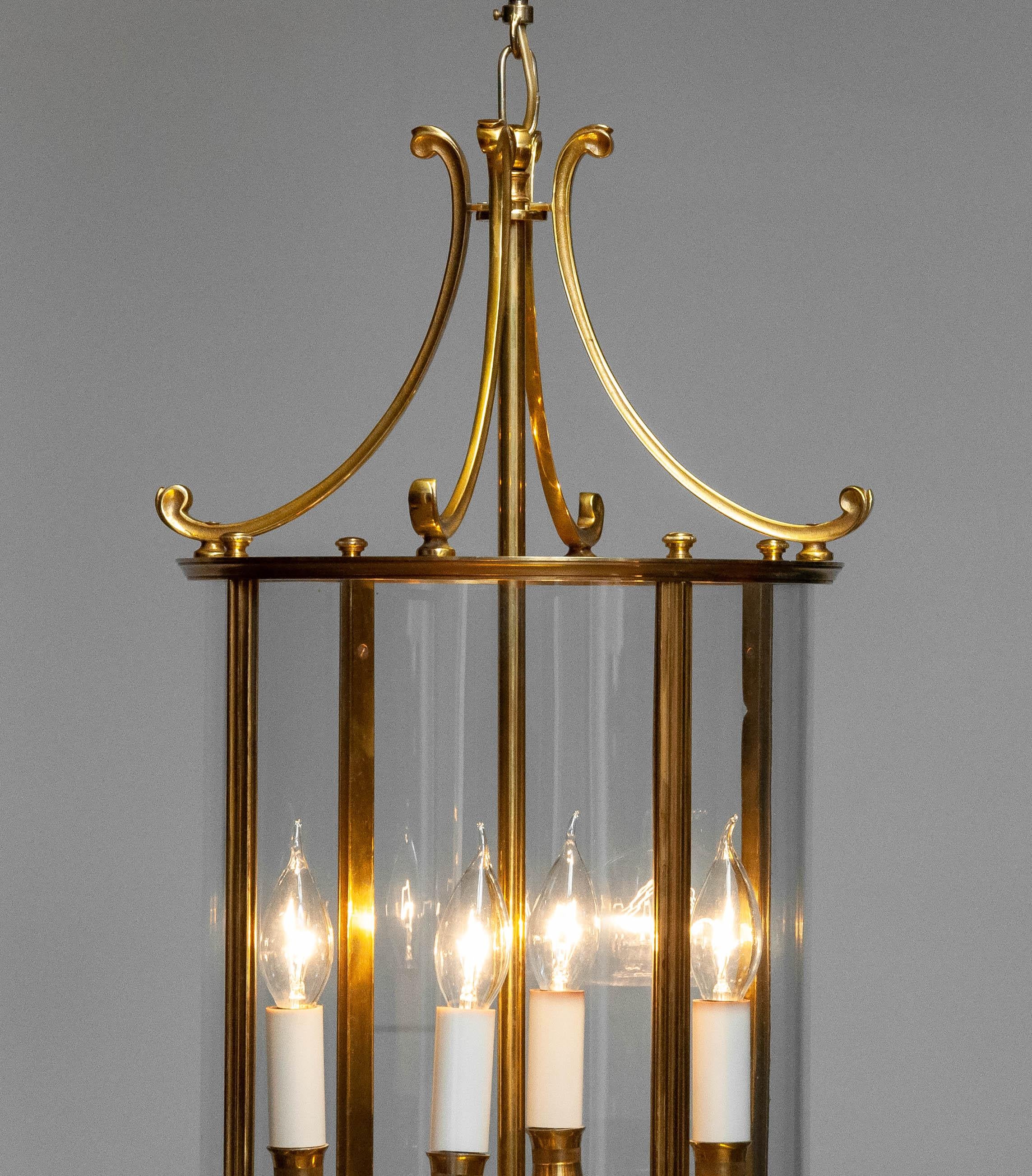 1970s Elegante Francia Neoclásico Linterna de latón con vidrio curvado siglo XX en venta