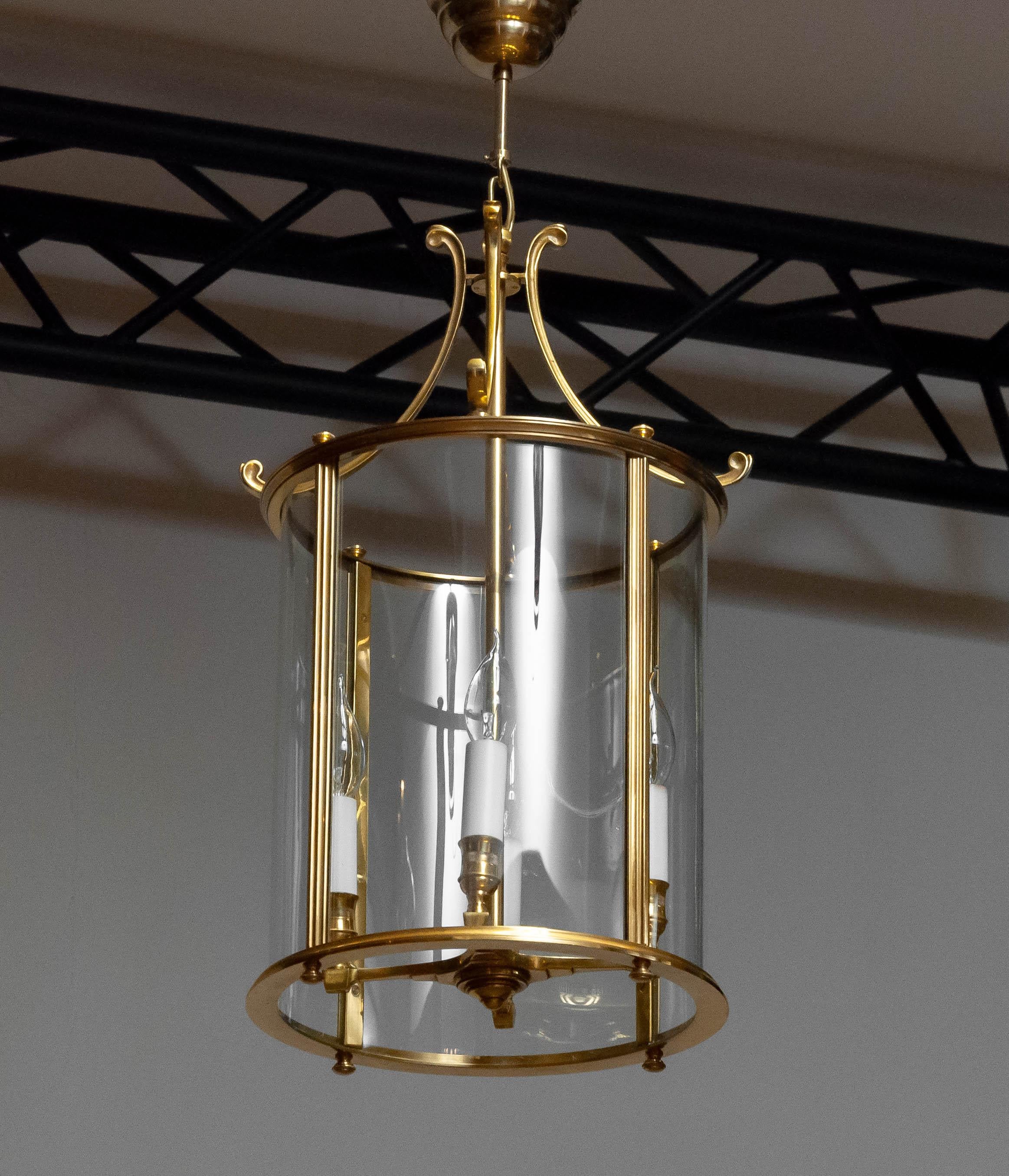 1970s Elegante Francia Neoclásico Linterna de latón con vidrio curvado Latón en venta