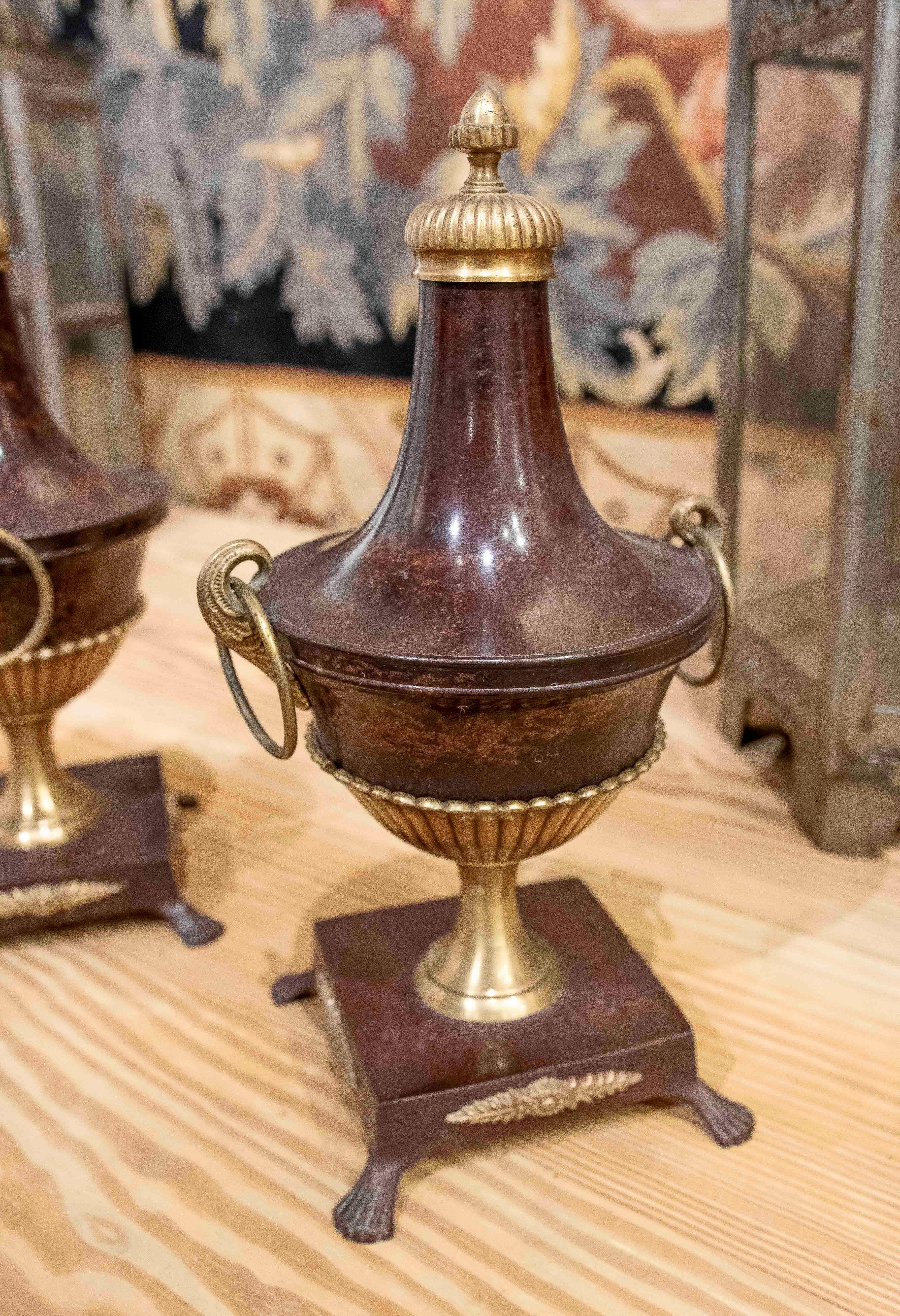 Eleganza anni '70: coppia di tazze decorative in bronzo in stile classico in vendita 4