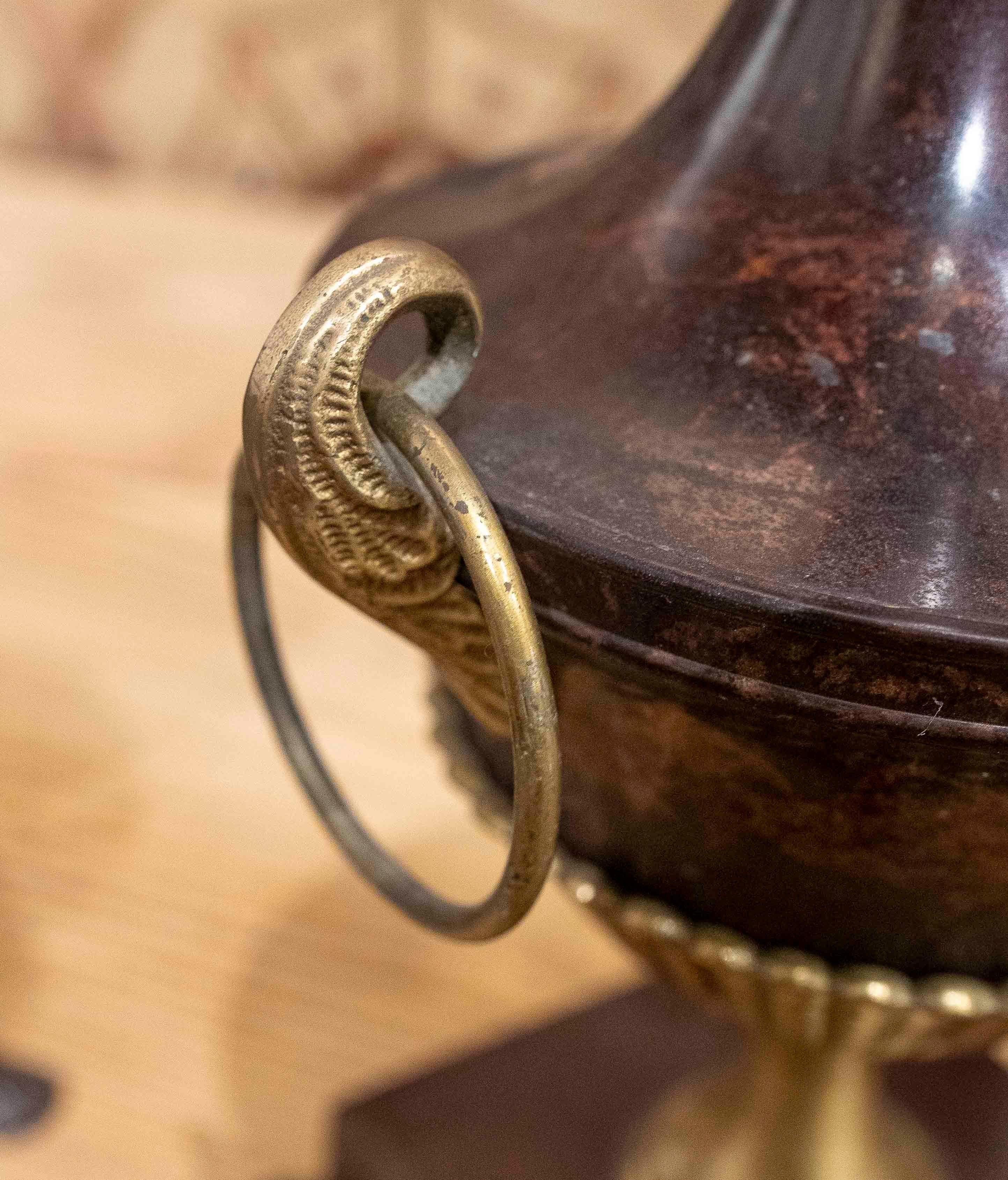 Eleganza anni '70: coppia di tazze decorative in bronzo in stile classico in vendita 5