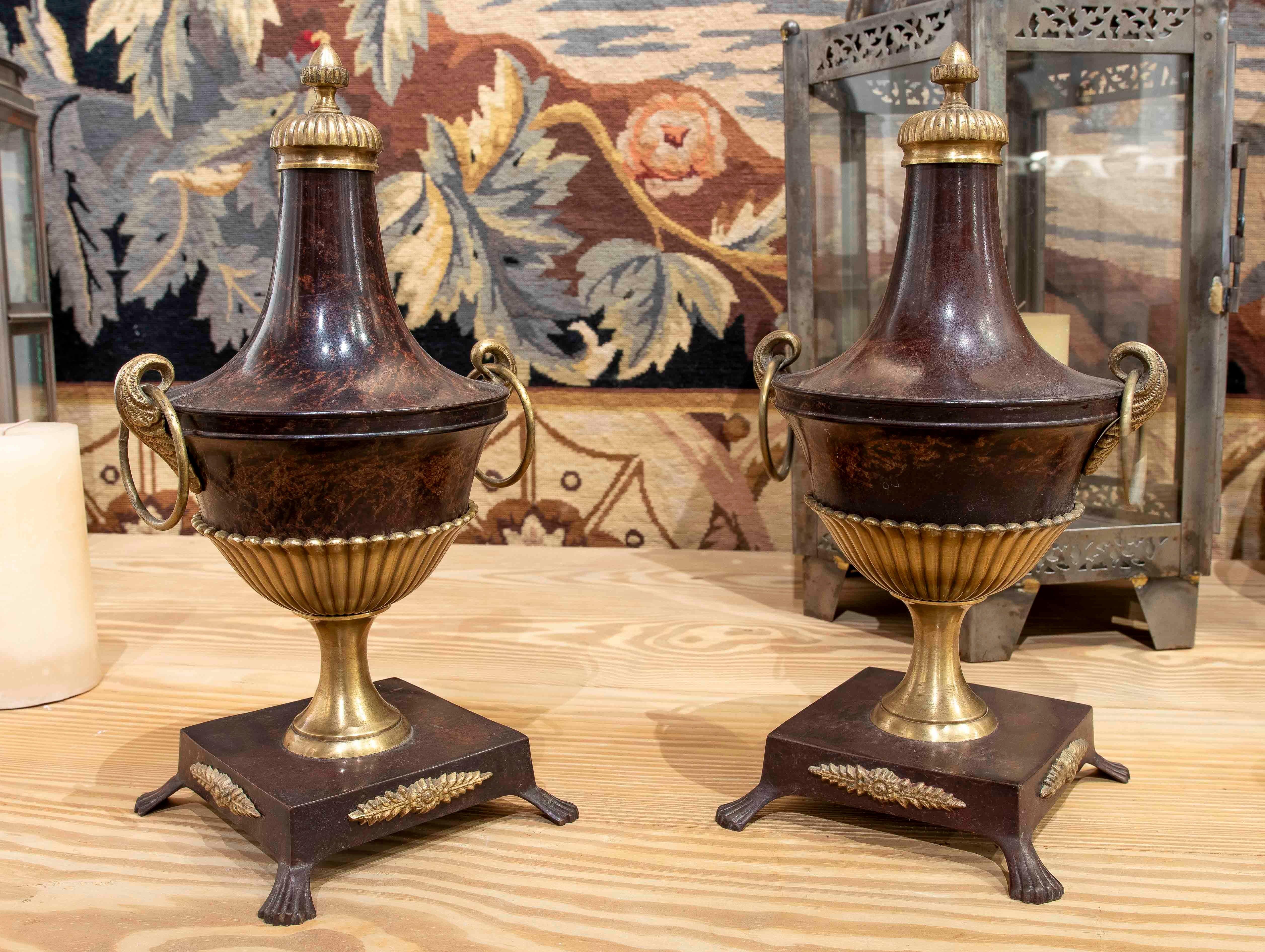 Eleganza anni '70: coppia di tazze decorative in bronzo in stile classico in vendita 6