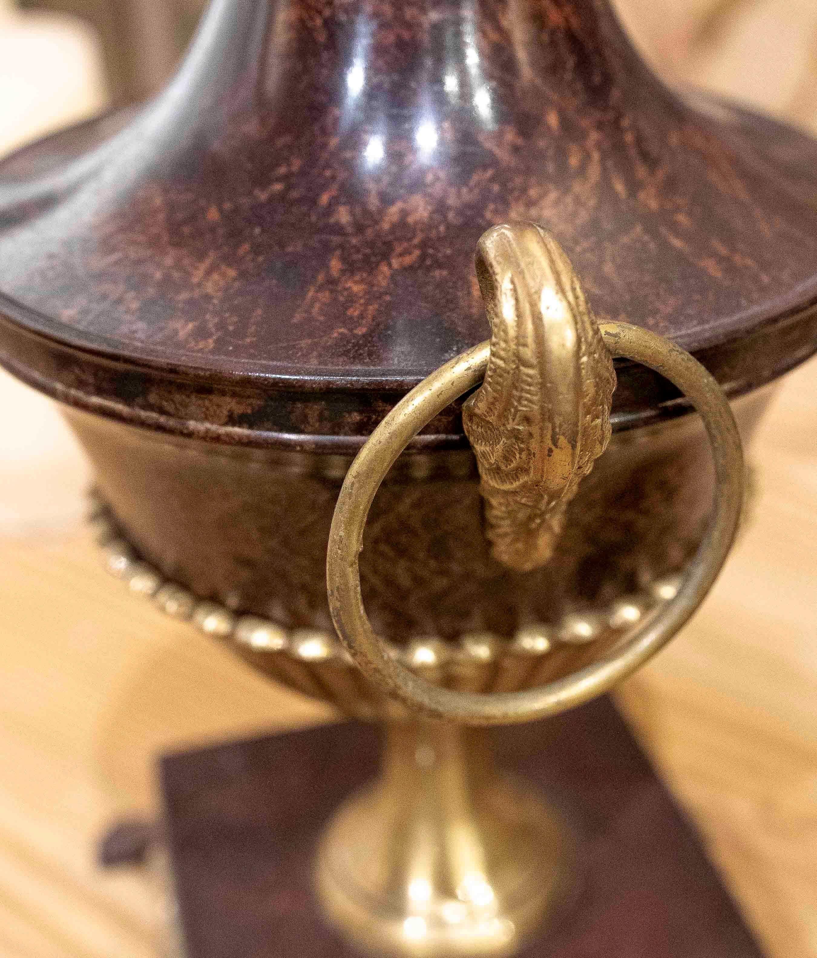 Eleganza anni '70: coppia di tazze decorative in bronzo in stile classico in vendita 7
