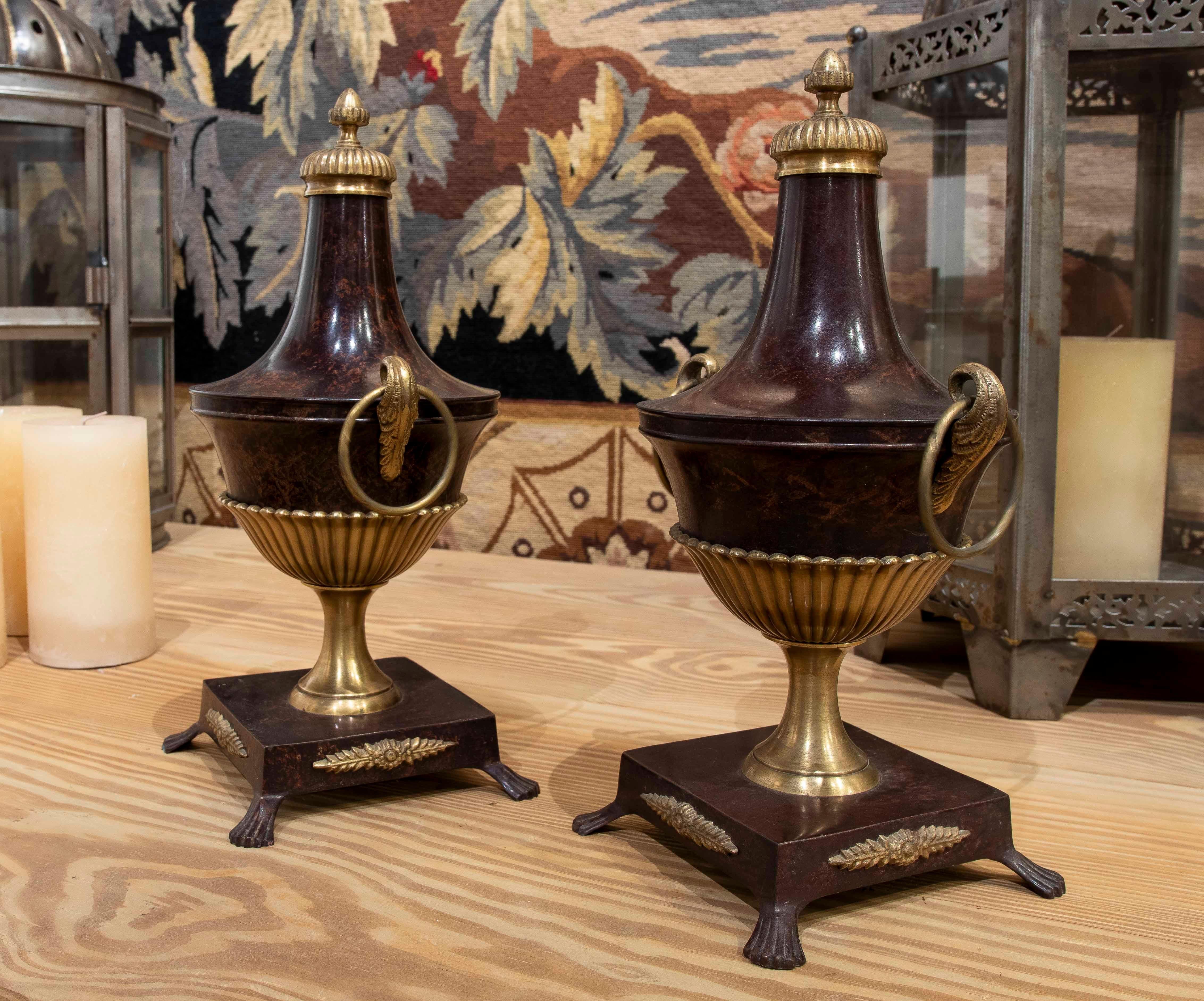 Spagnolo Eleganza anni '70: coppia di tazze decorative in bronzo in stile classico in vendita