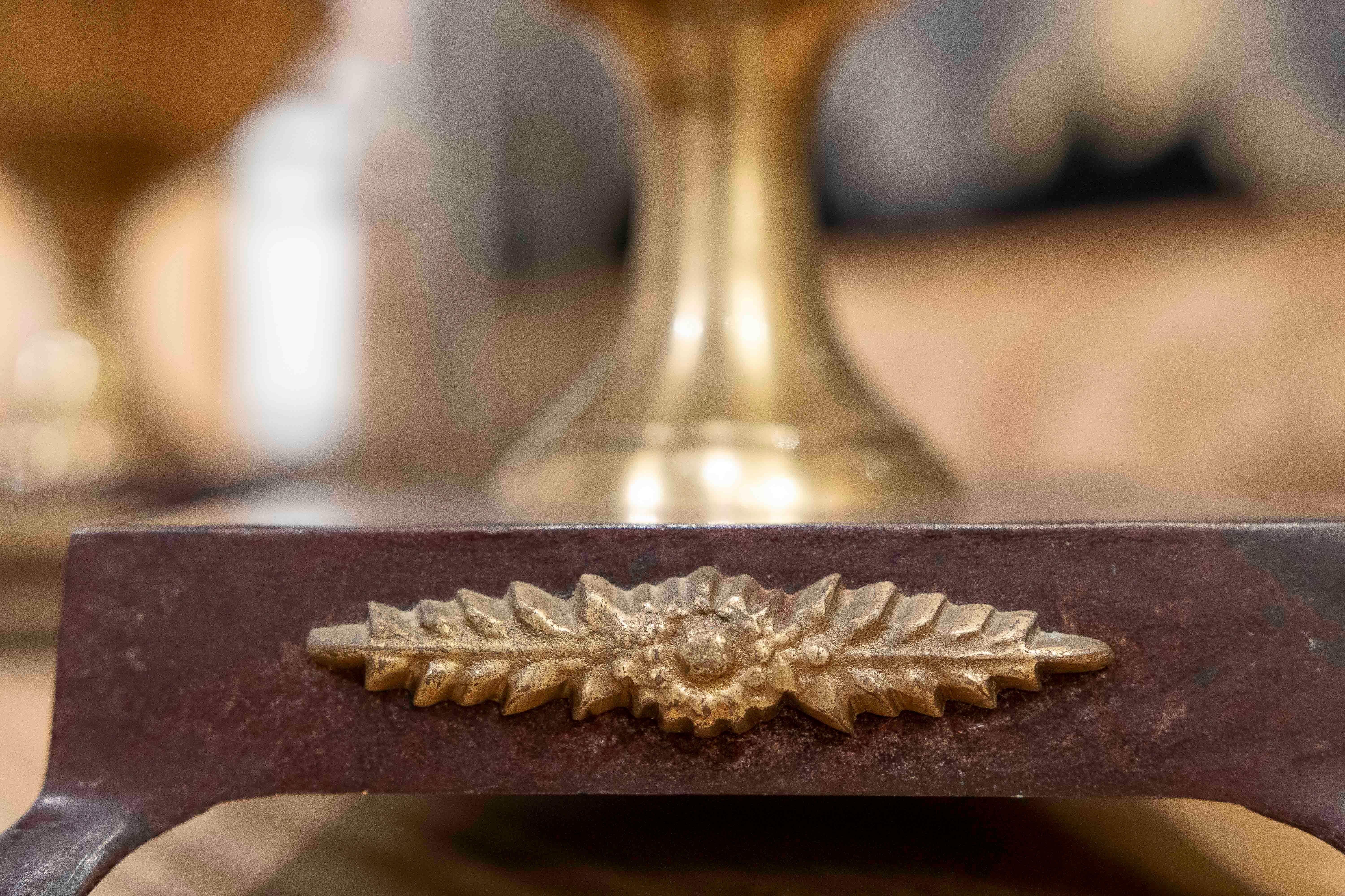XX secolo Eleganza anni '70: coppia di tazze decorative in bronzo in stile classico in vendita