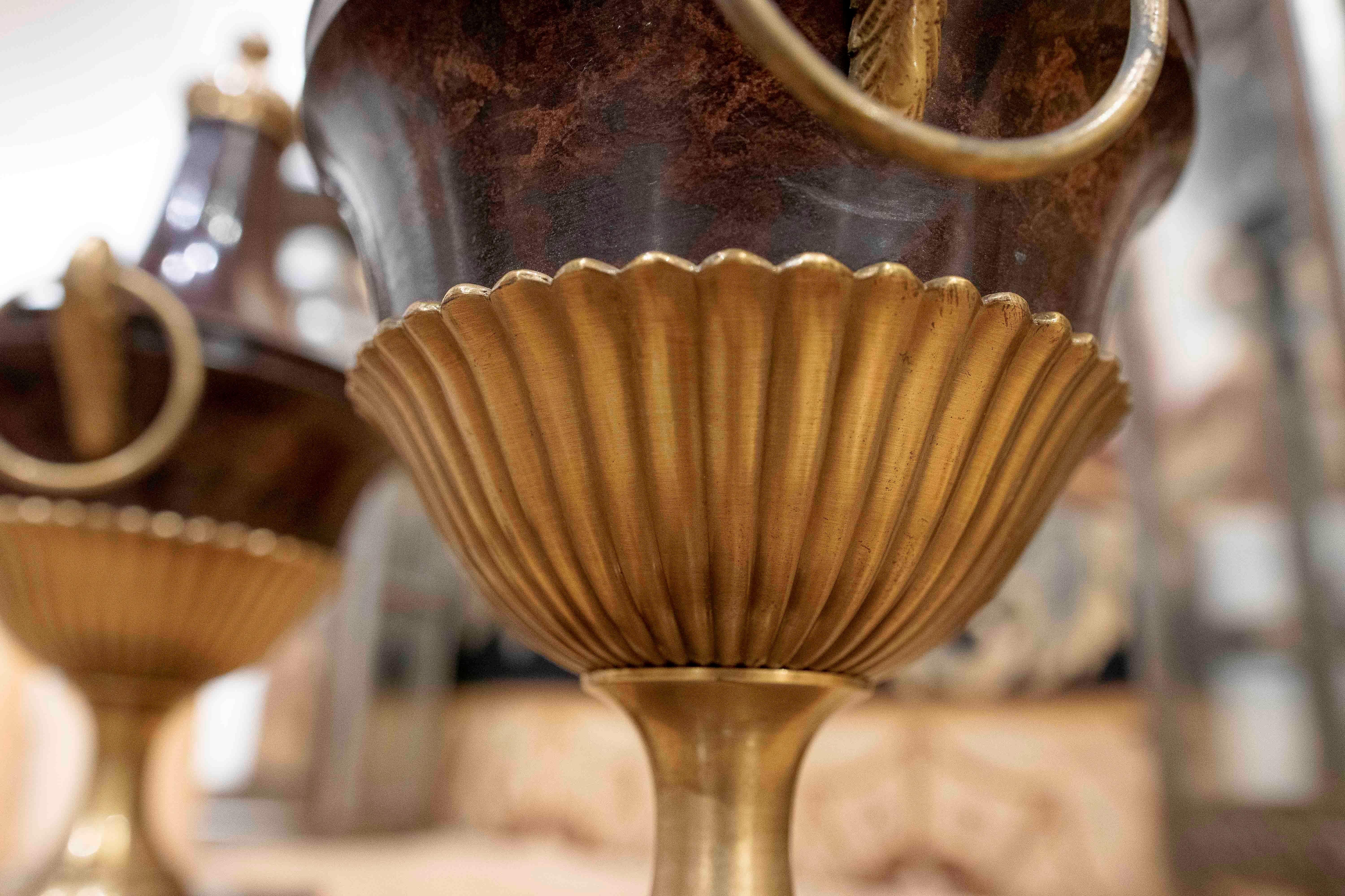 Bronzo Eleganza anni '70: coppia di tazze decorative in bronzo in stile classico in vendita